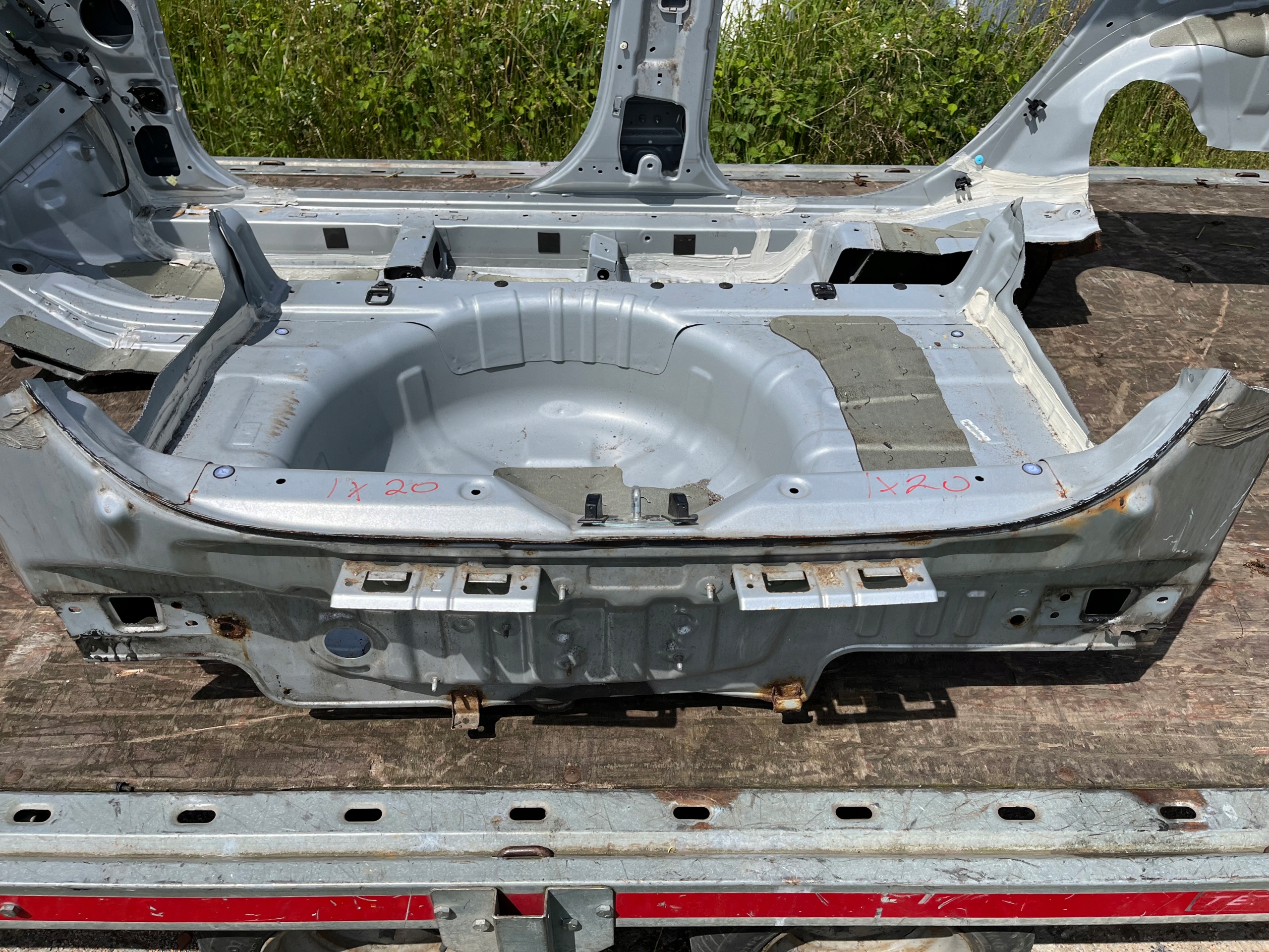 HYUNDAI IX20 TYLNY PAS PODŁOGA WANNA 2010-