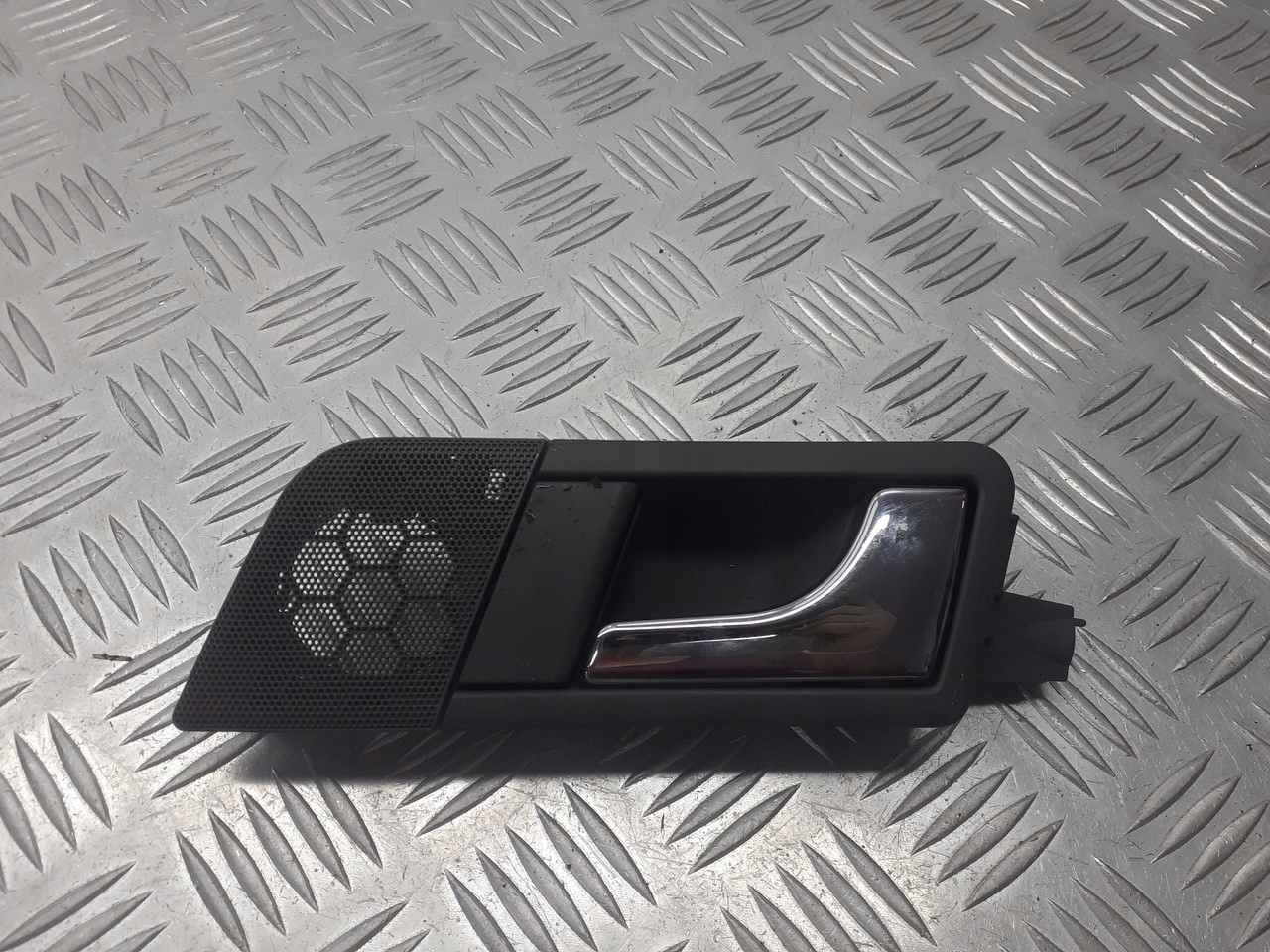 ручка двери правая передняя внутренняя A2 1.4 E040333522