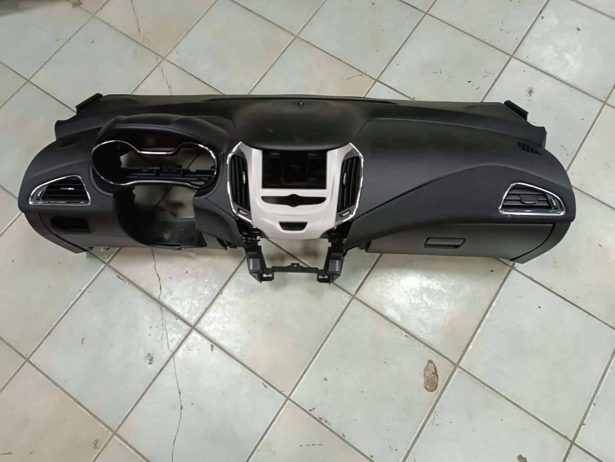 dashboard instrument panel console Chevrolet Cruze 2017