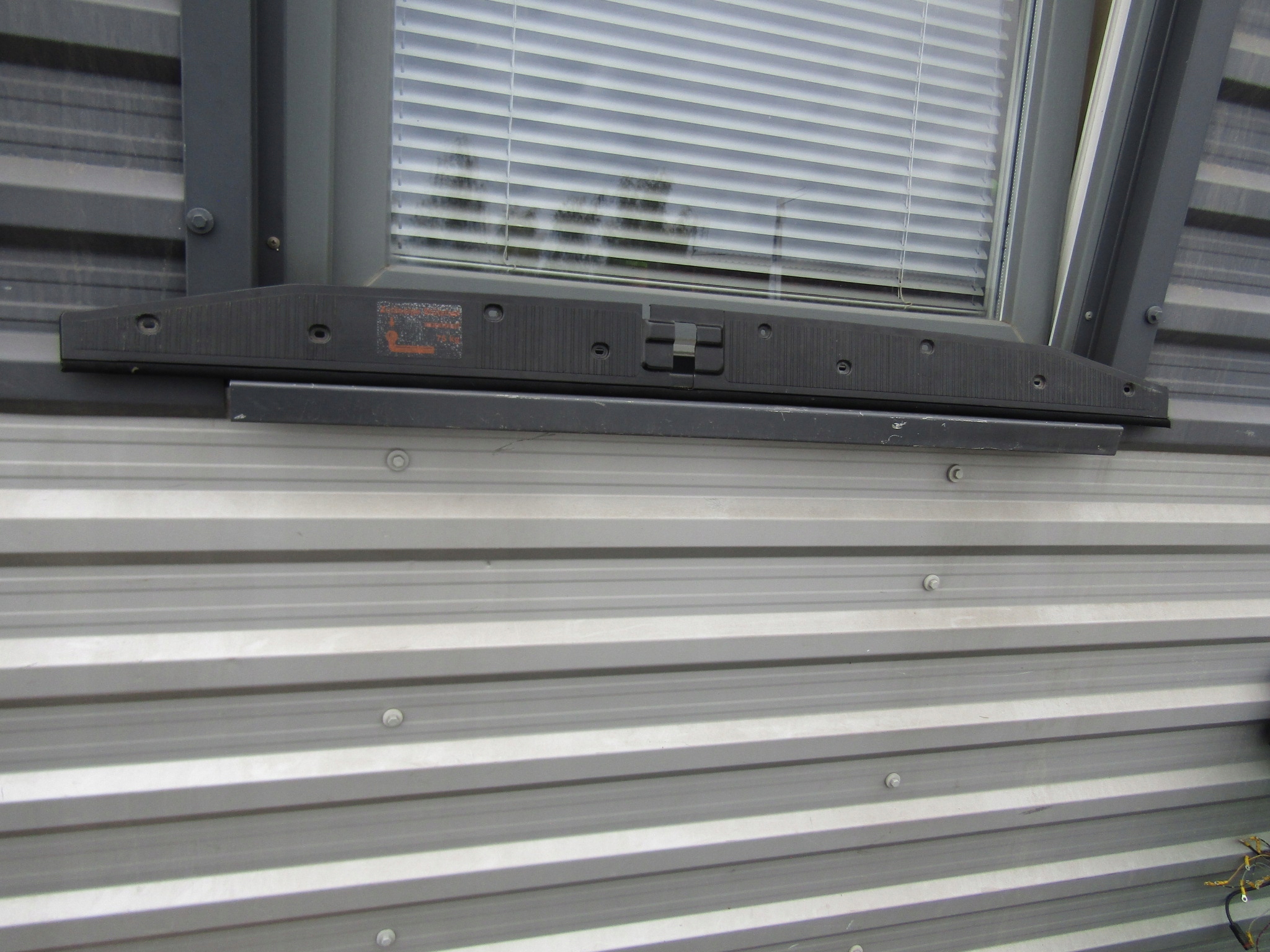 4 MERCEDES W124 KOMBI OSLONA LISTWA KLAPY BAGAZNIKA CZARNA