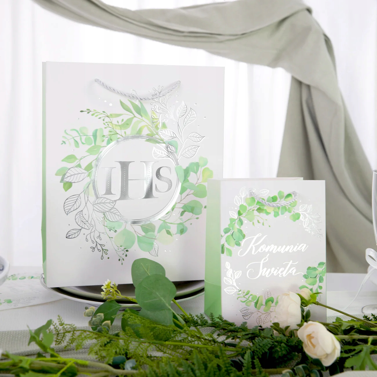 KOMUNIA ŚWIĘTA Torebka na prezenty IHS listki L EAN (GTIN) 5904610131947