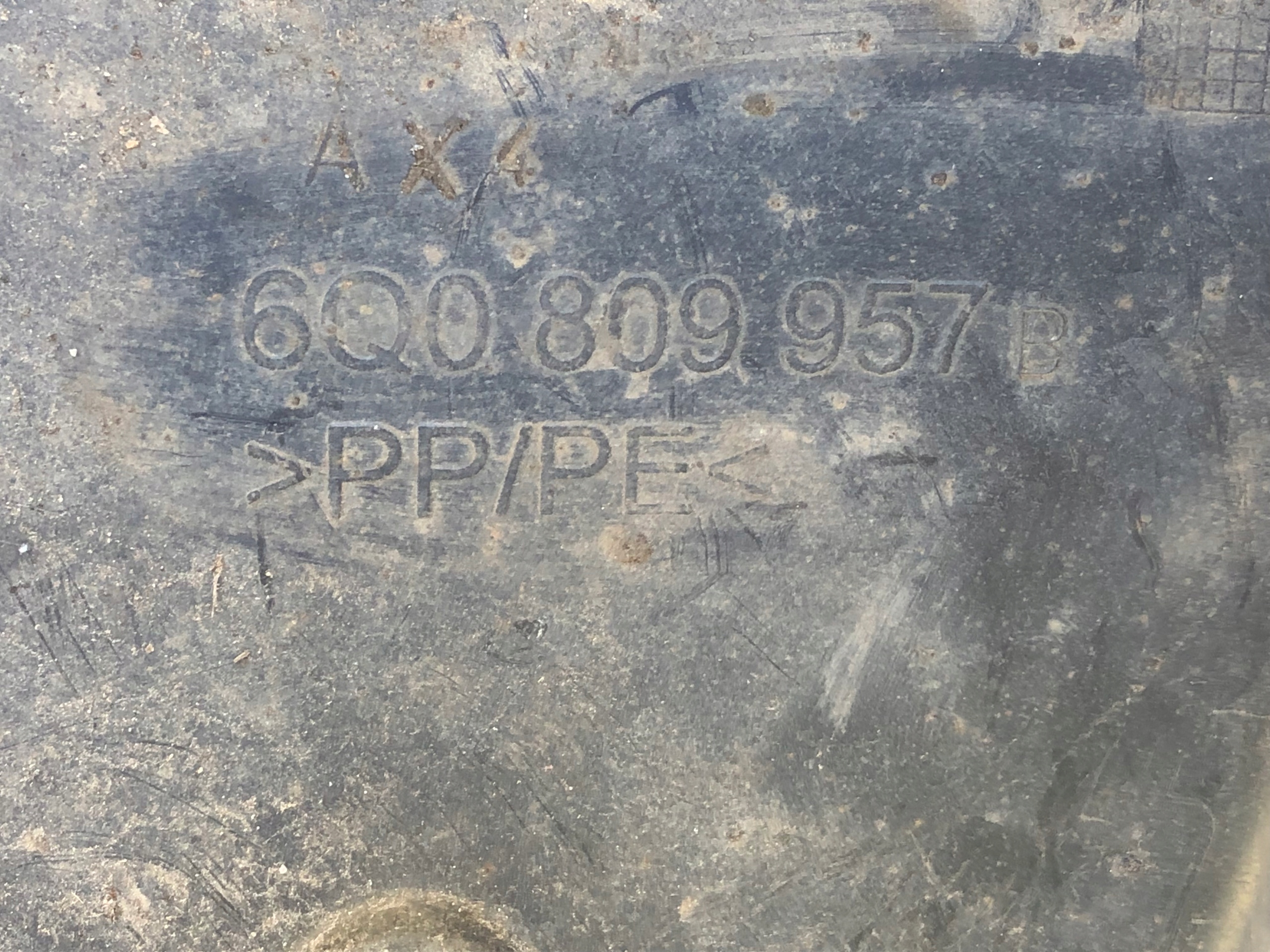 mudguard left front VW POLO 9N 6Q0809957B