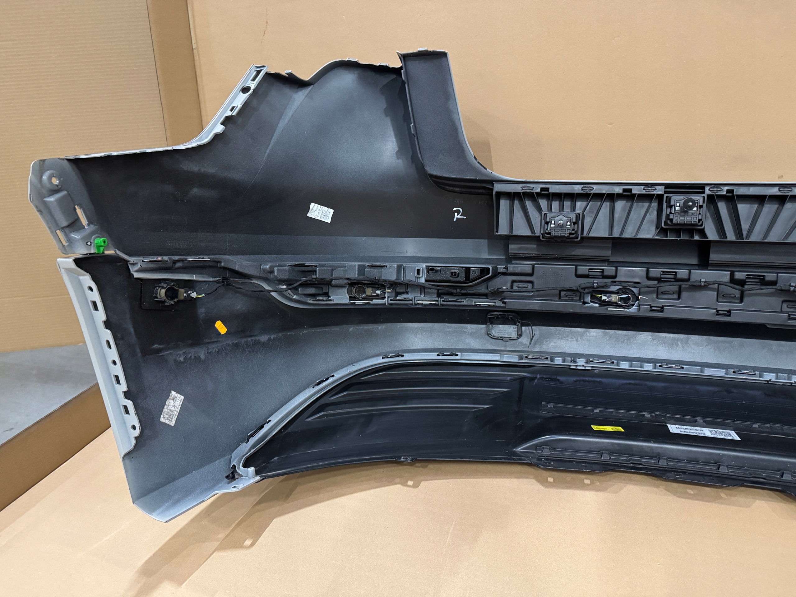 AUDI E TRON 4KE Q8 bumper rear 6xPDC 4KE807067 LZ1W 77km