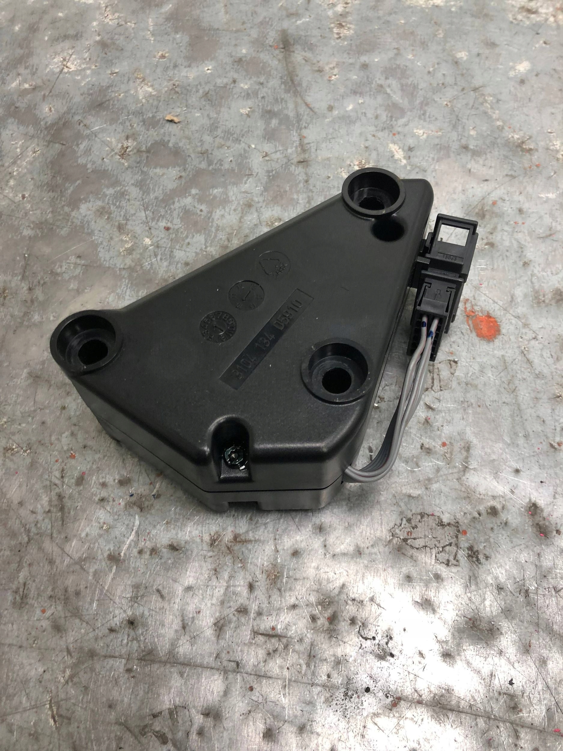 amplifier of the speaker right front VW GOLF VI 1K0035463D