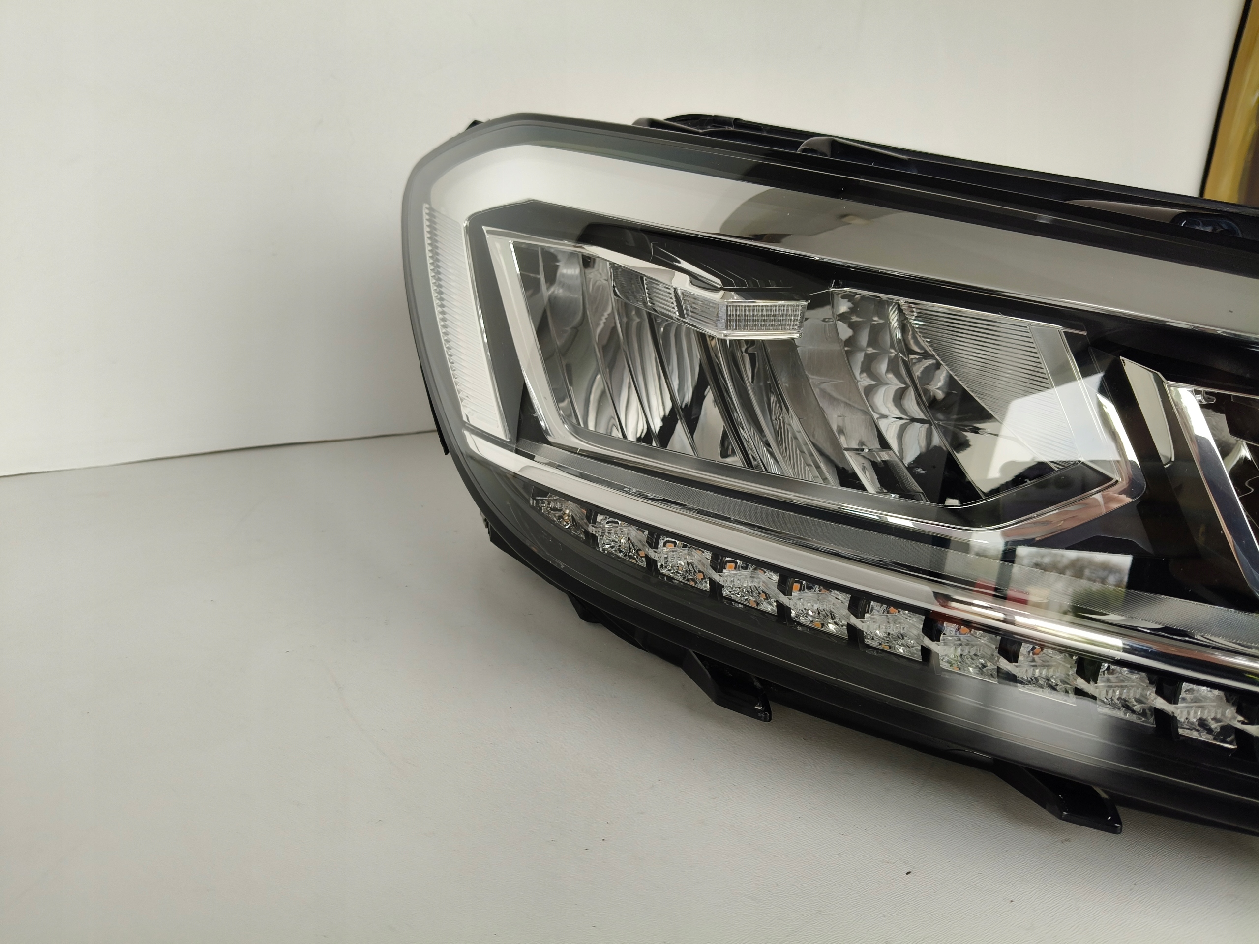 light right REFLEKTOR VW TOURAN 5TA 16- FULL LED