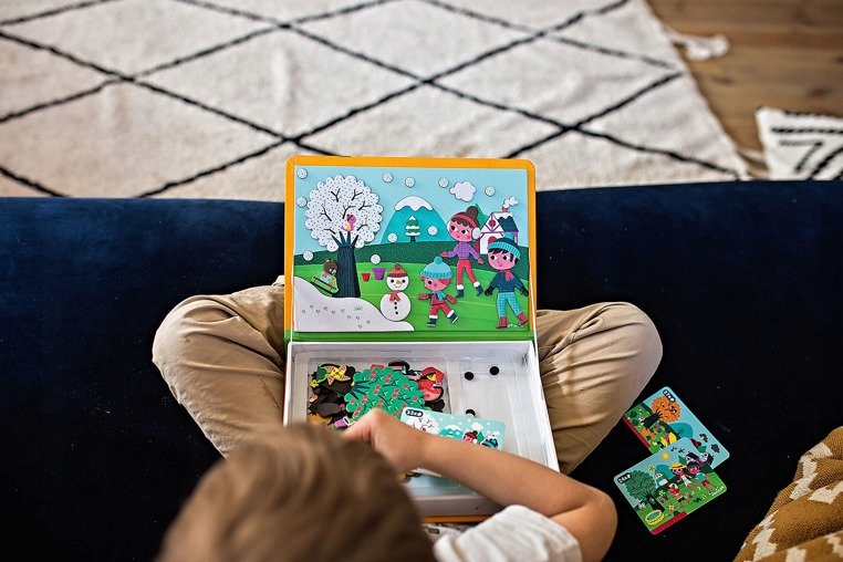 JANOD Układanka Magnetyczna 4 Pory Roku Magnesy 3+ Magnetibook dla dzieci Liczba elementów 119 szt.