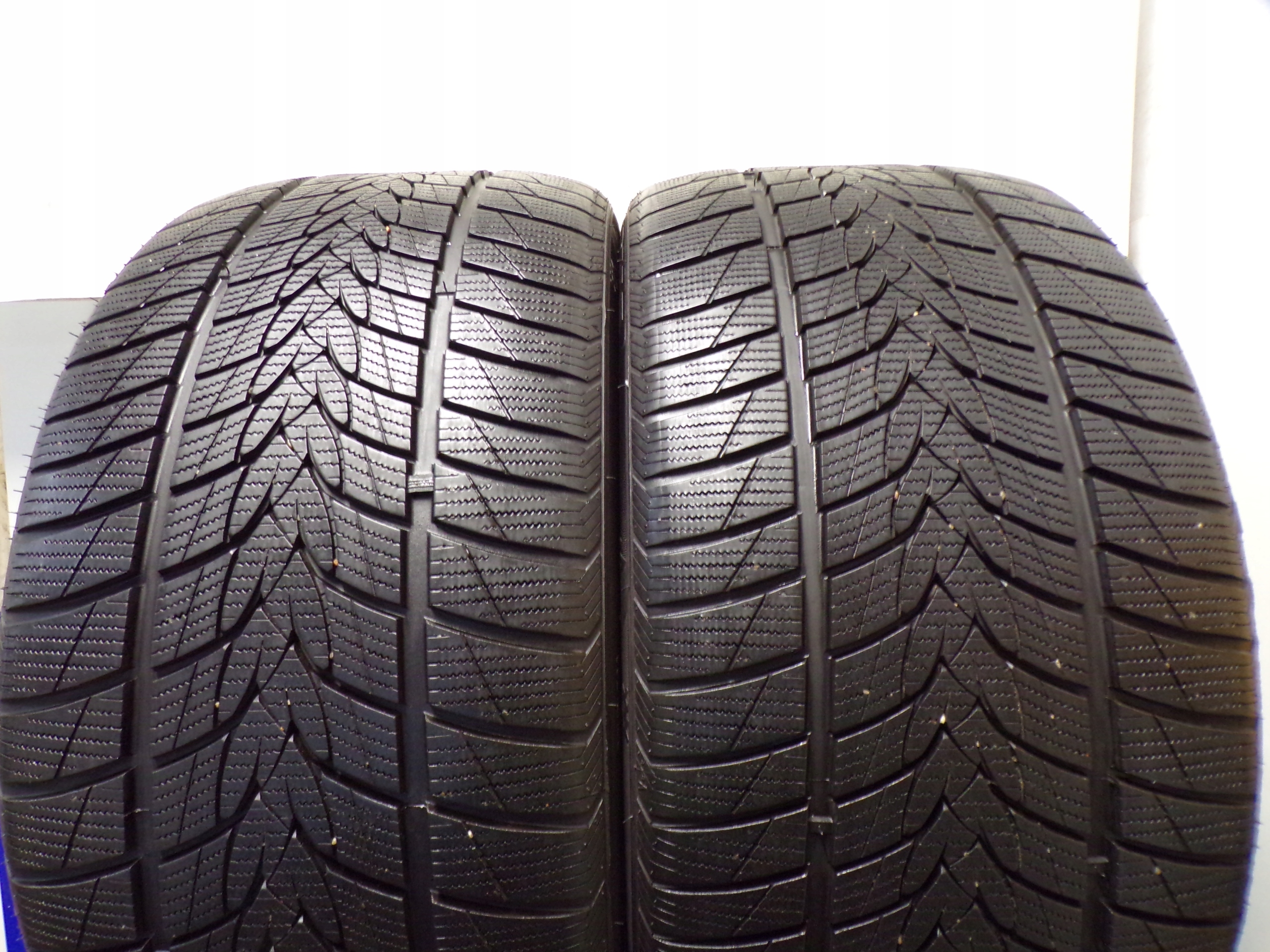 Minerva Frostrack UHP 295/35R21_Super Stan_F-VAT