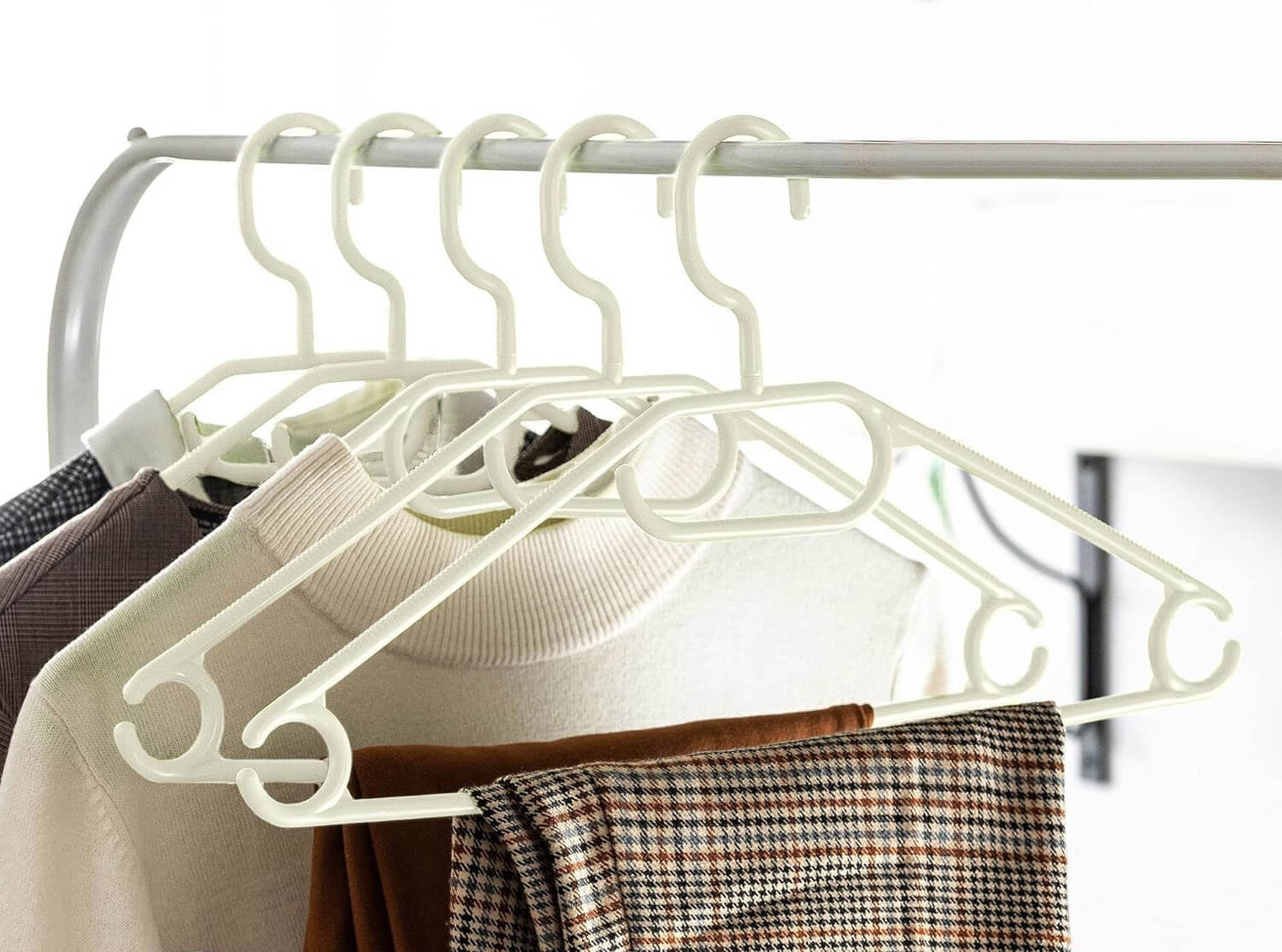 WIESZAK UBRANIOWY ODZIEŻOWY OBROTOWE 25SZ BIAŁY Marka MONTIP