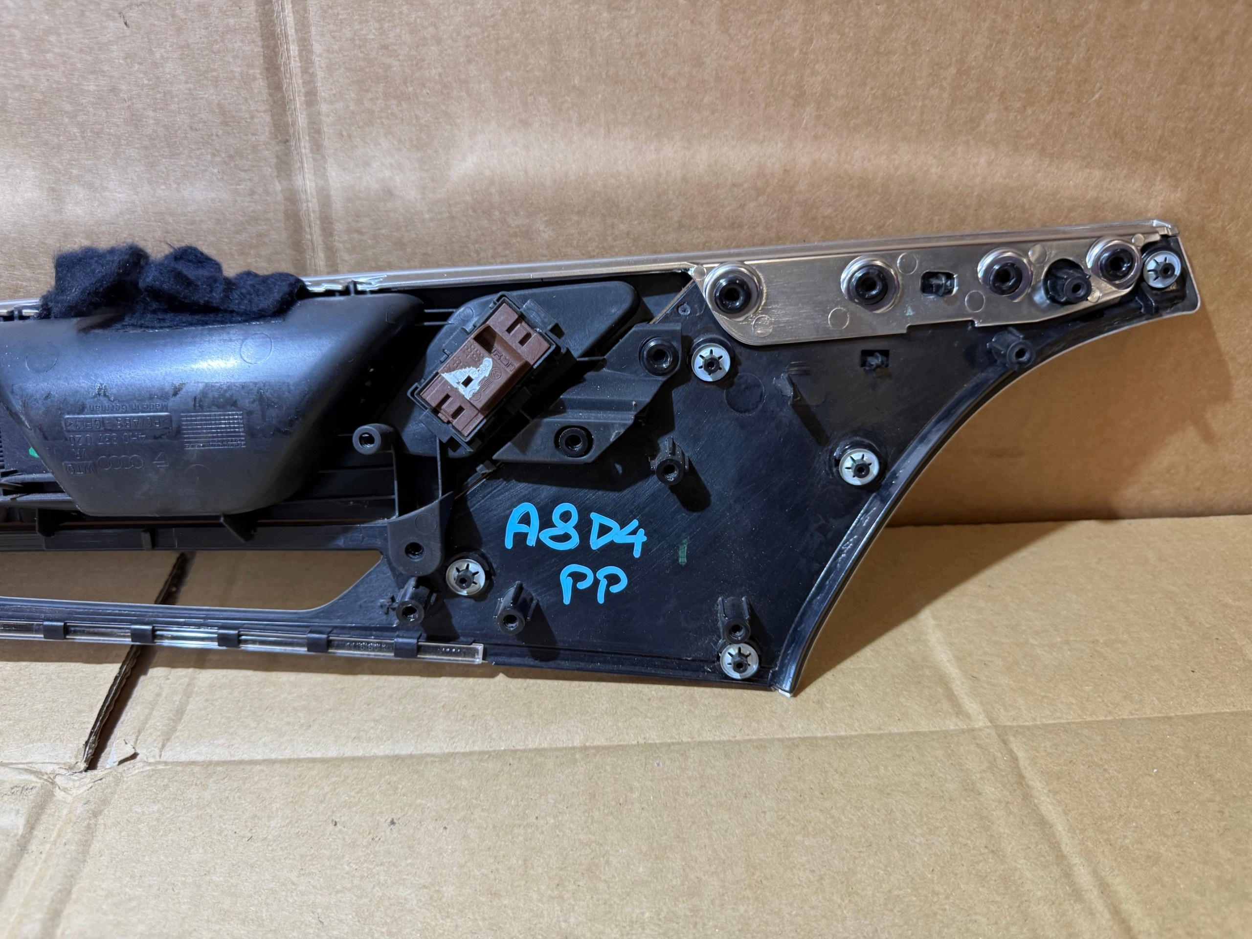 AUDI A8 D4 lišta DEKOR dveře pravý předek 4H0867102