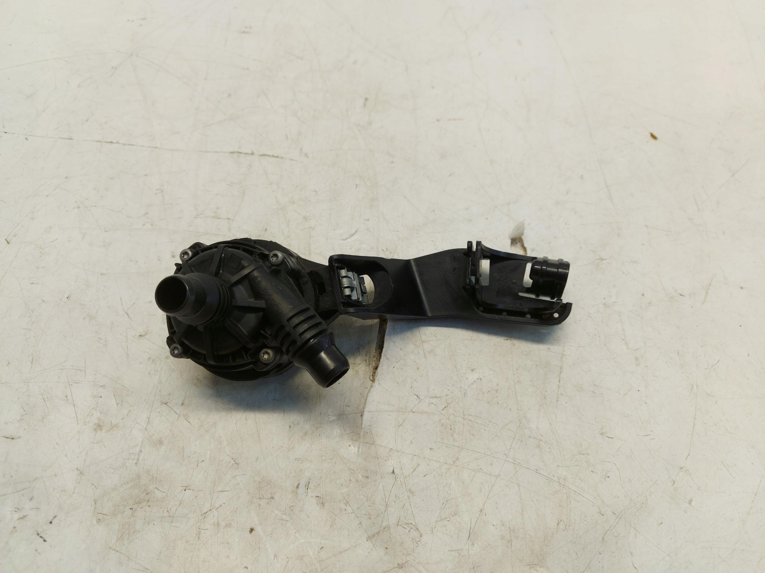 BMW 5 G60 530E x-drive water pump electrical 8841074