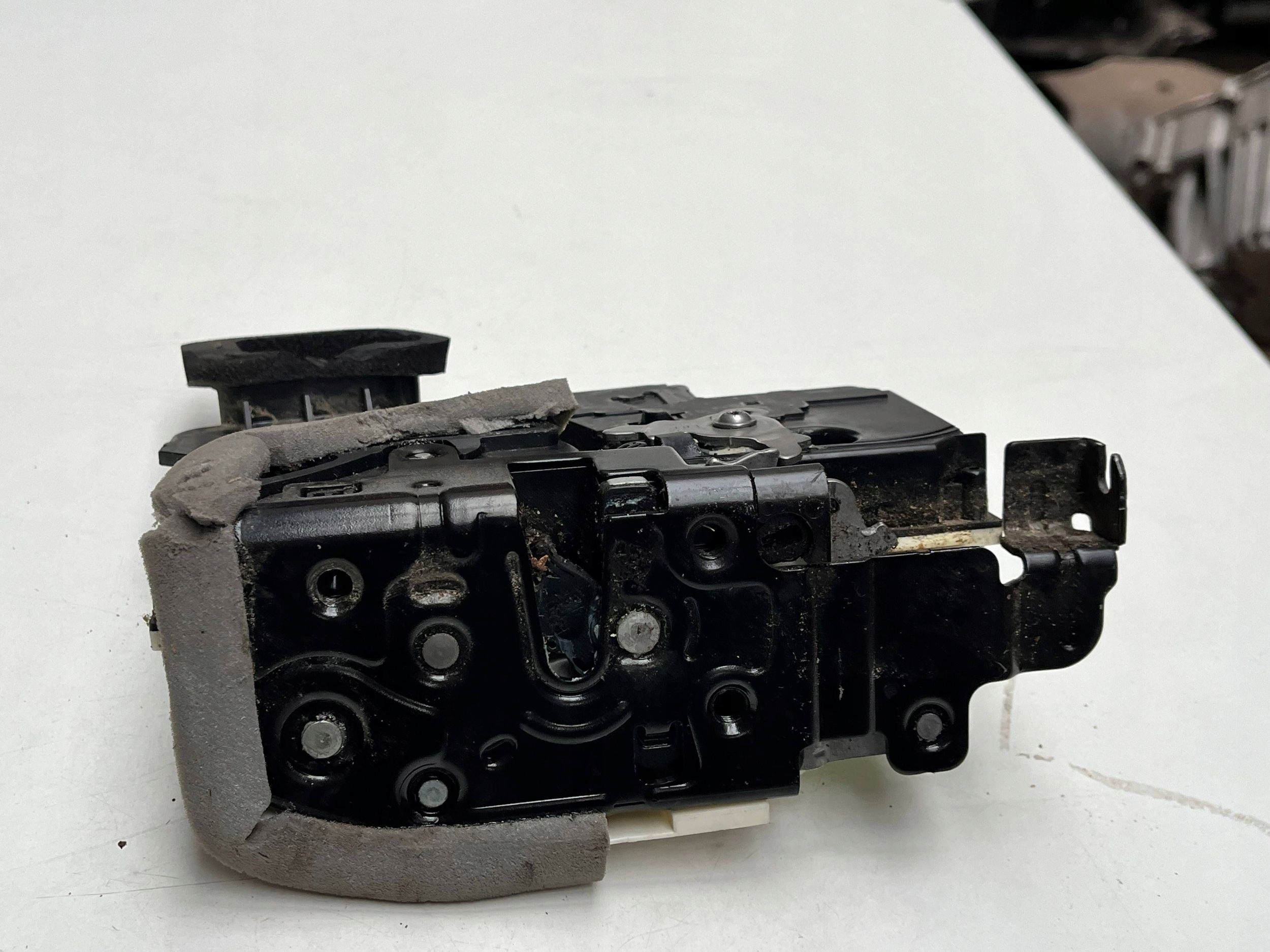 AUDI A6 C8 lock door left rear part 4K0839015R !J