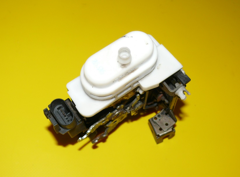 lock door right front AUDI A8 D2 94-01r. EUROPA 3 PINY 8D1837016F