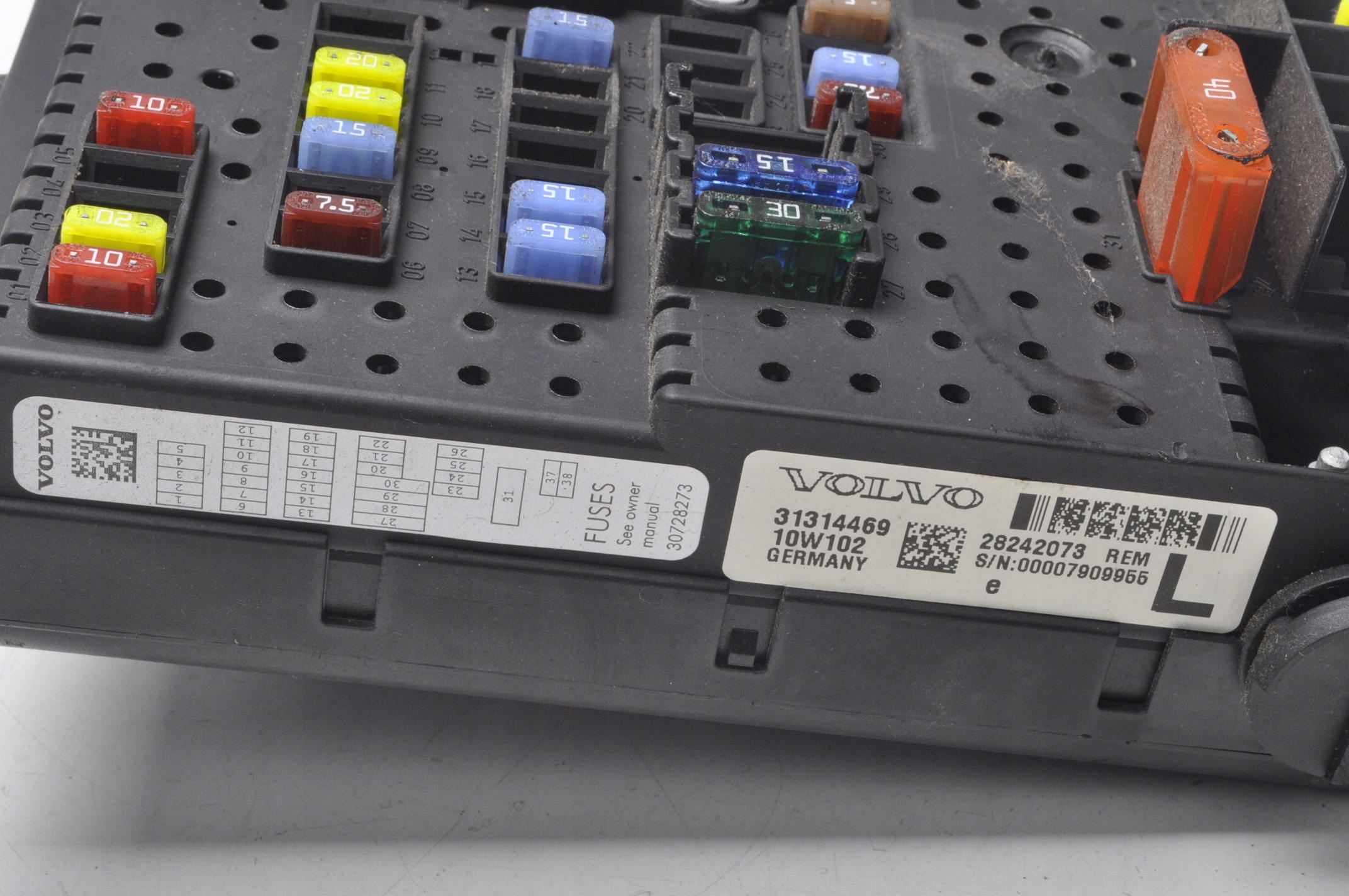 VOLVO XC90 SKRZYNKA BEZPIECZNIKÓW 31314469 Jakość części (zgodnie z GVO) O - oryginał z logo producenta pojazdu (OE)