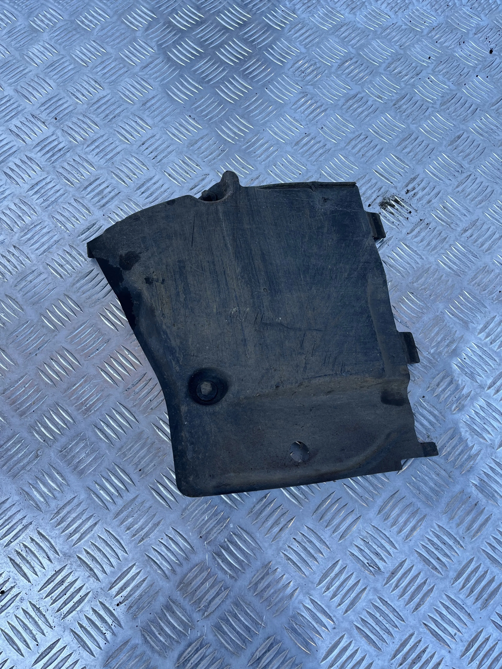 OSŁONA PODWOZIA PRAWA AUDI A4 B9 15- 8W0825202