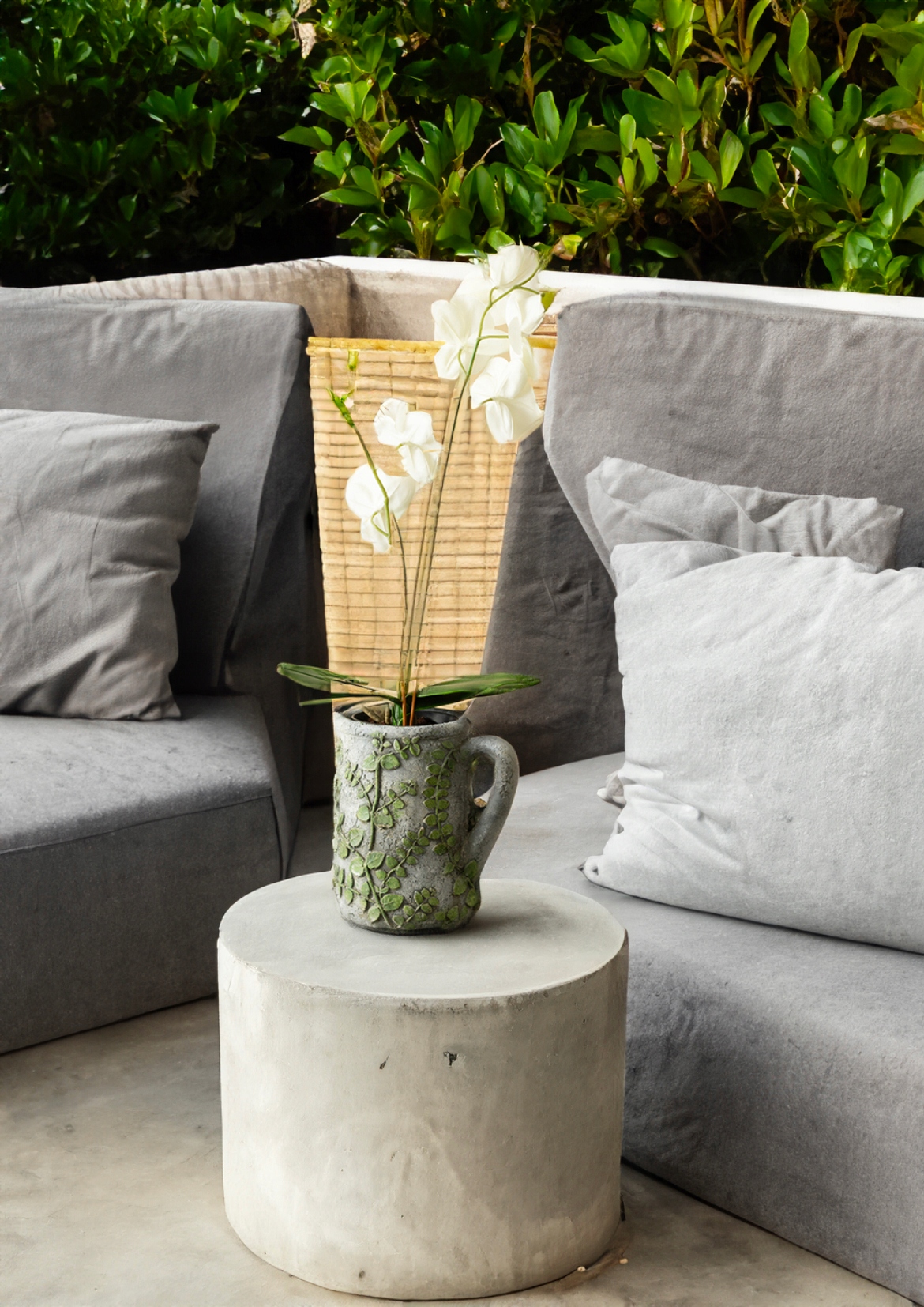 OSŁONKA W KSZTAŁCIE DZBANKA betonowa liście Kolor odcienie szarości i srebra