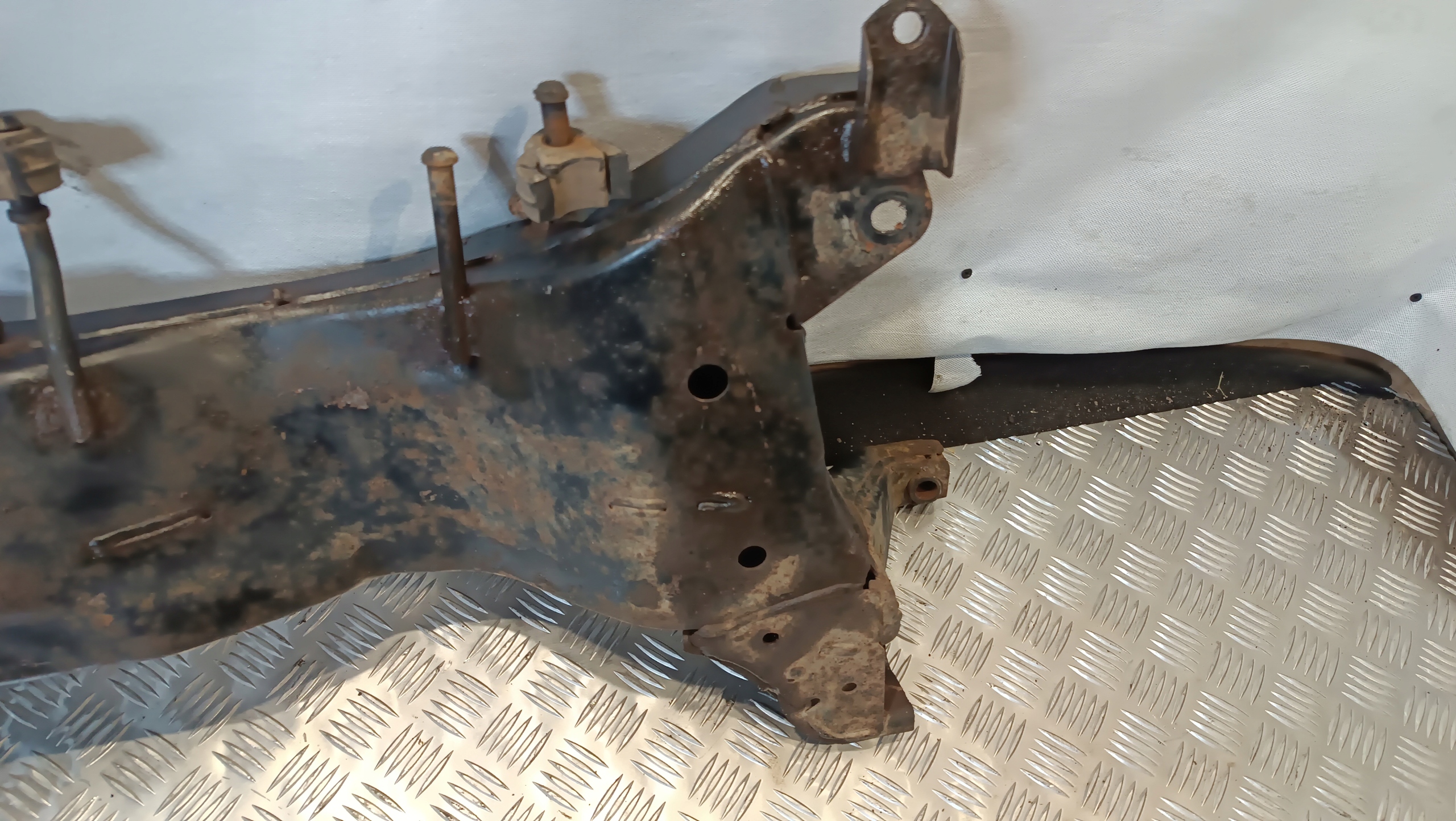 OUTLANDER 2.0b 2003r 4X4 подрамник рама балка