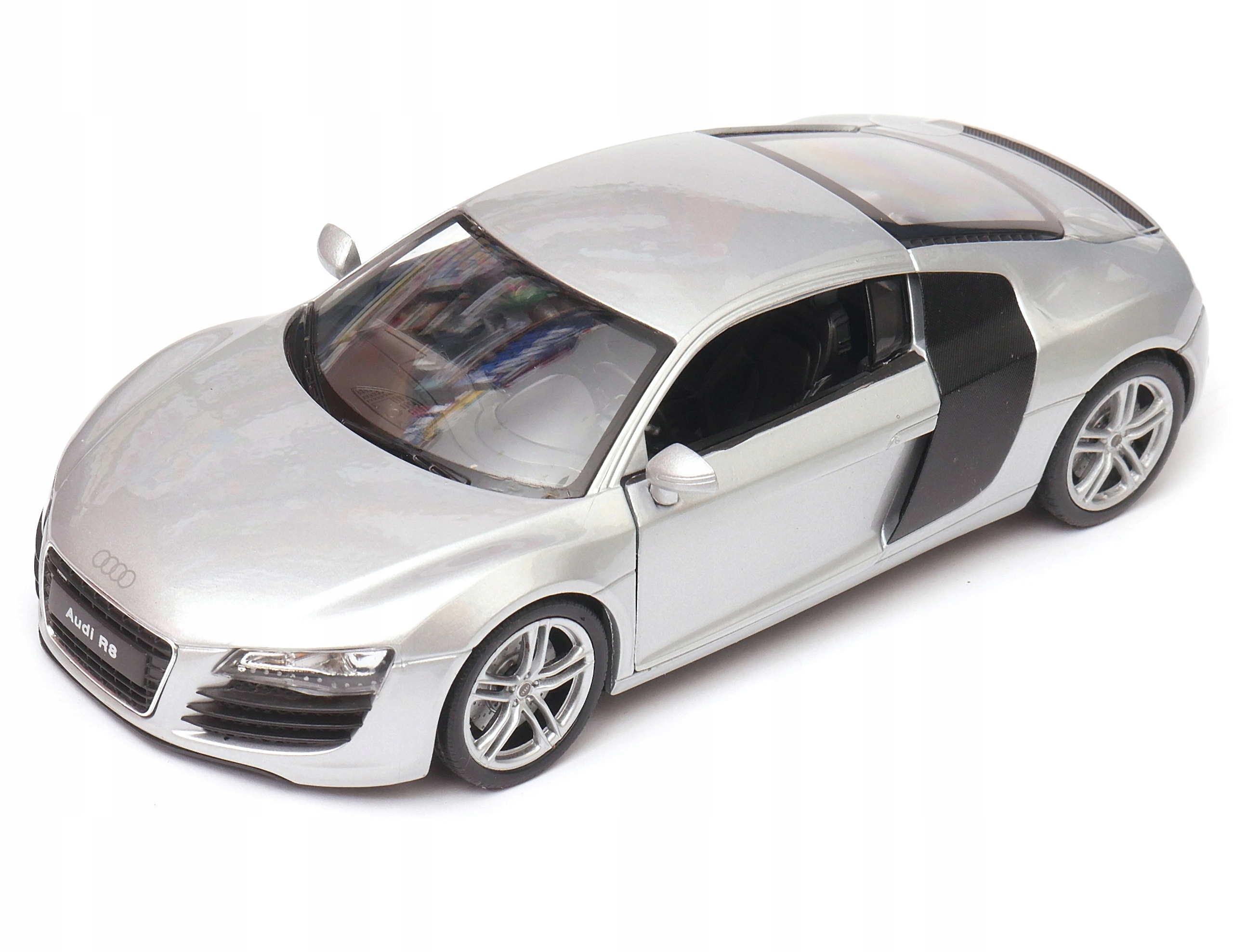 Audi R8 kovový model v měřítku 1:24 Welly stříbrný