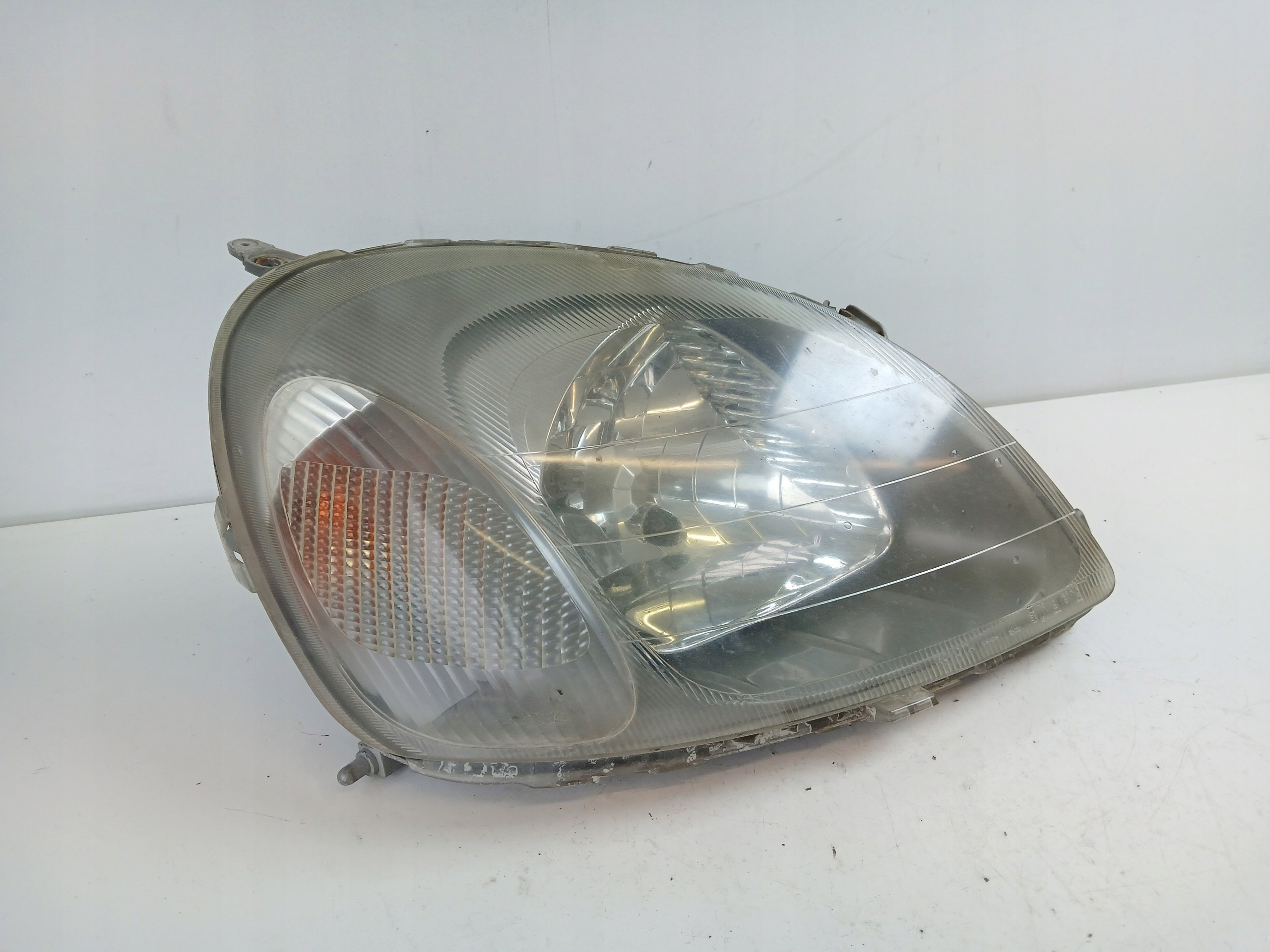 TOYOTA YARIS and light right front