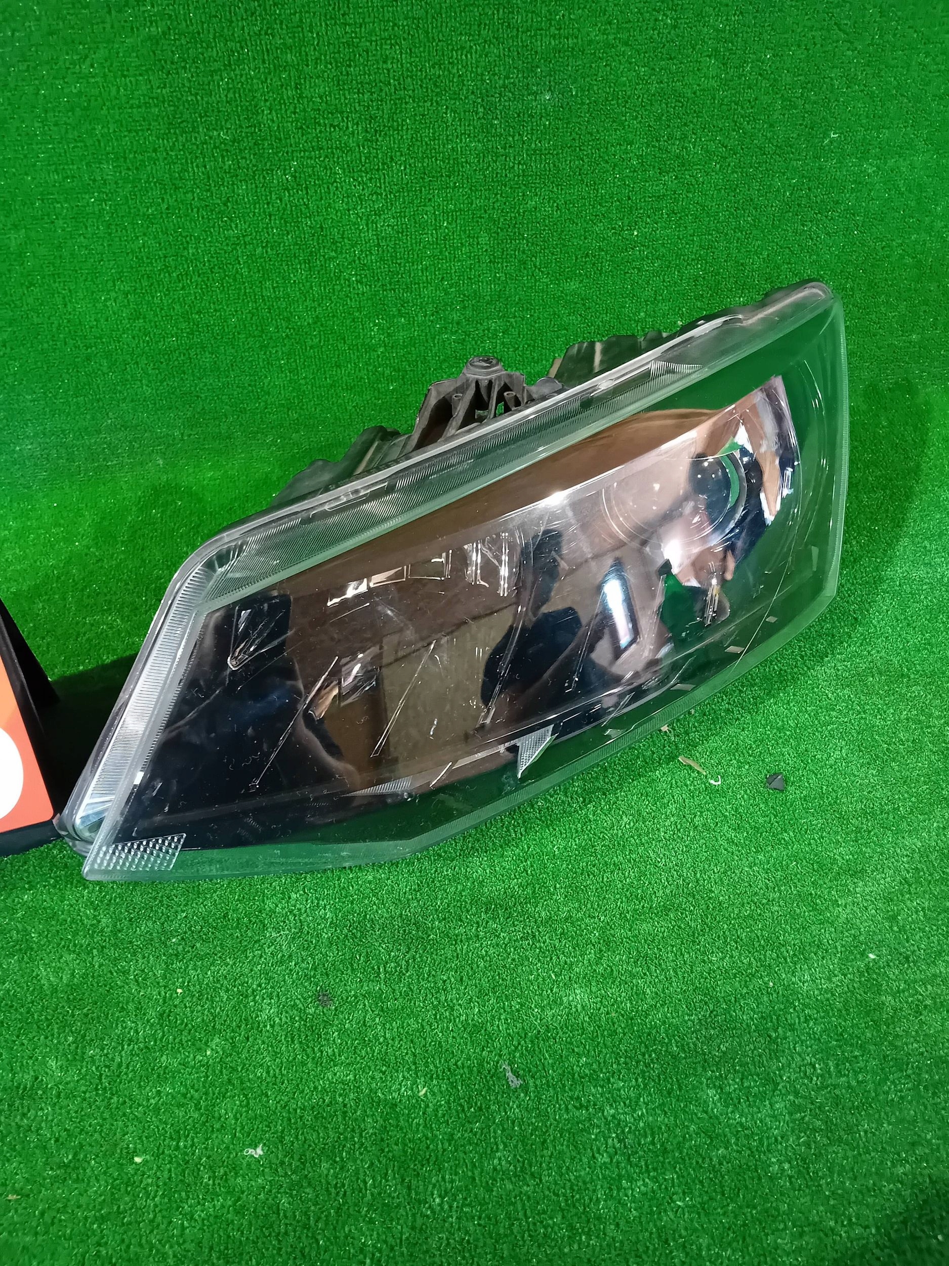 REFLEKTOR levý předek SKODA FABIA III 14- čočka LED