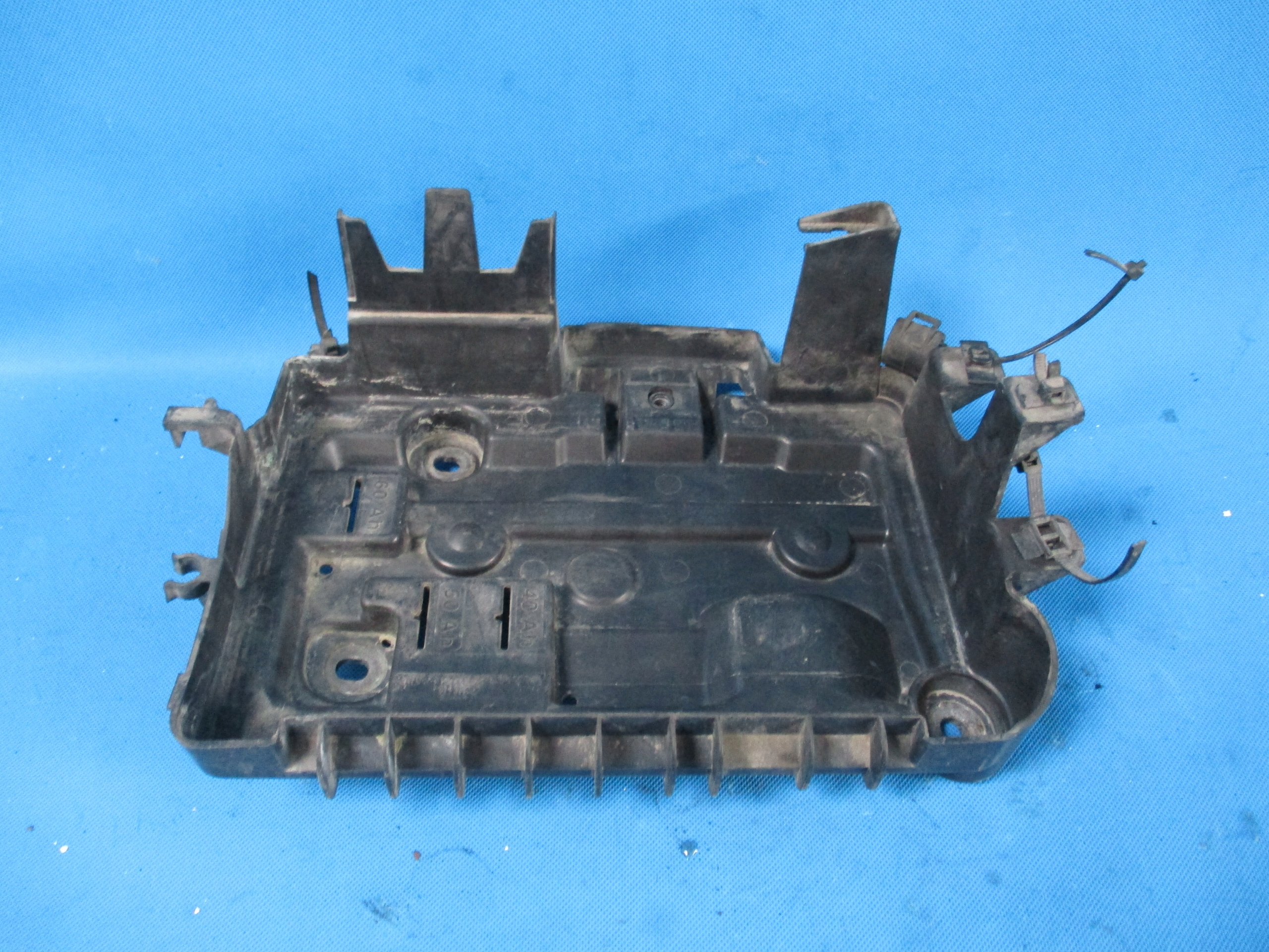 PODSTAWA AKUMULATORA OPEL CORSA D 1.2 13235642