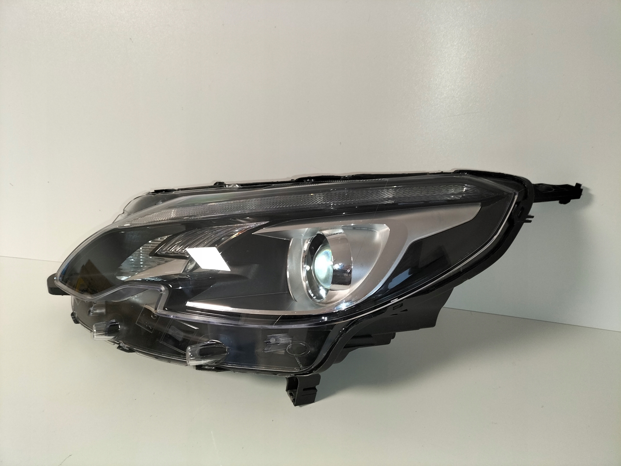light front reflektor left PEUGEOT 2008 and LIFT 16-19