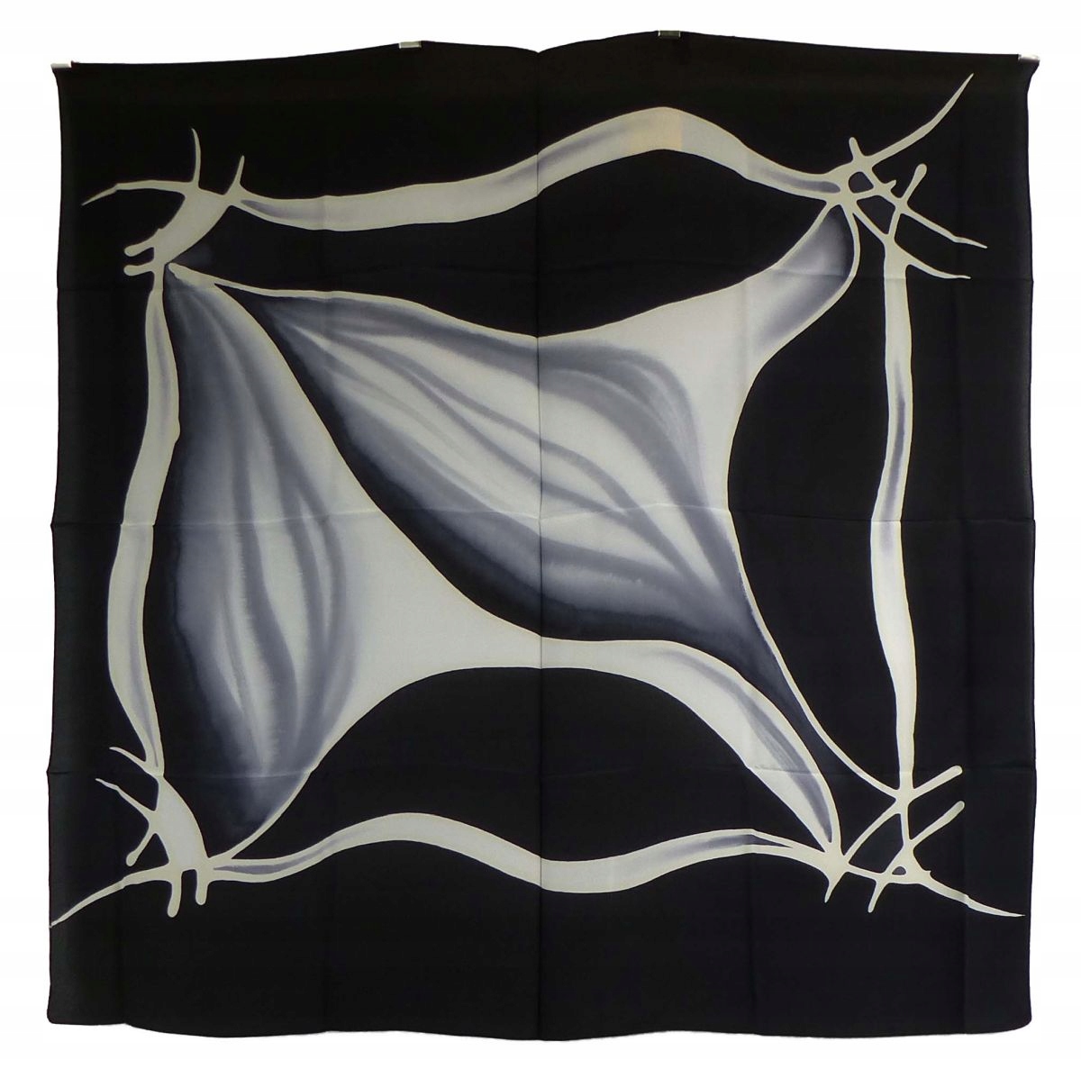 Milanówek hedvábný šátek s kreslenou šedou ploutví v černé barvě