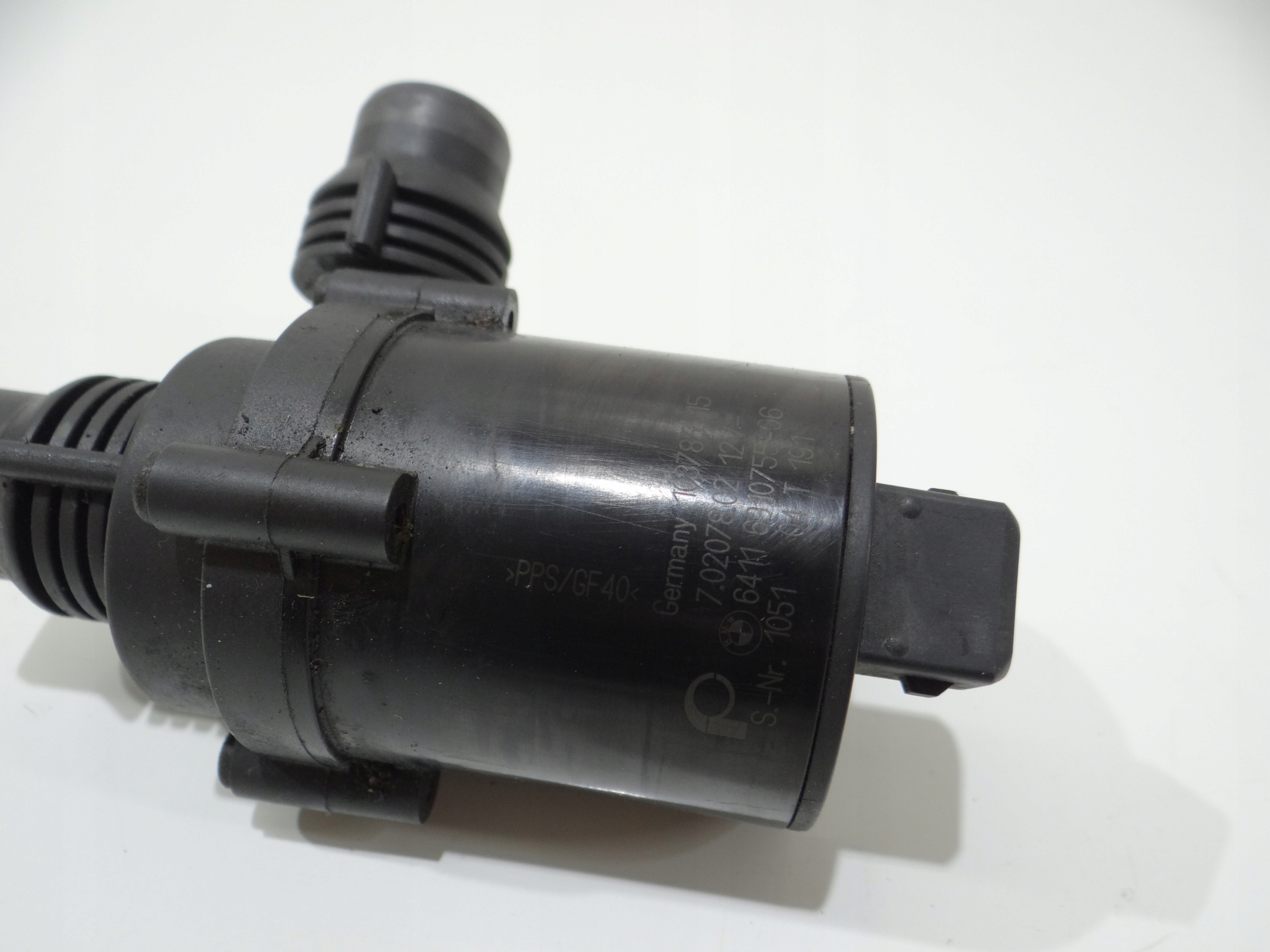 Supplémentaire POMPY d’eau BMW E60 E61 6910755
