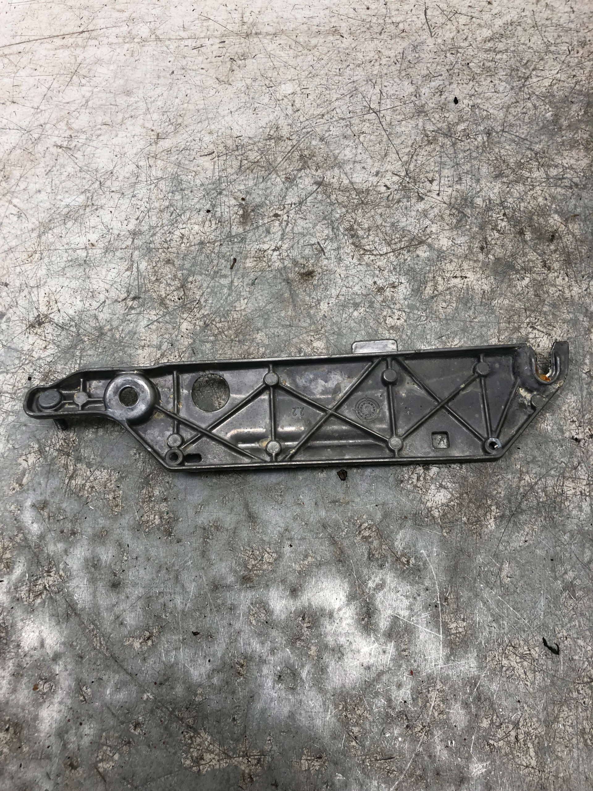 bracket consoles left rear part MERCEDES W211 A2118153931