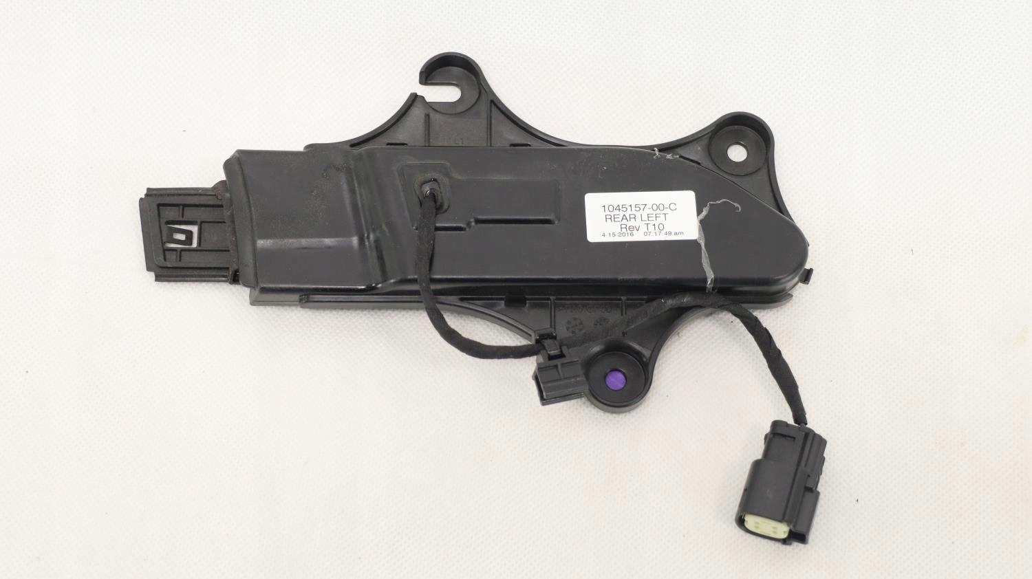 TESLA MODEL X KLAMKA DRZWI TYLNA LEWA 1045157 00 C Part number 1045157 00 C