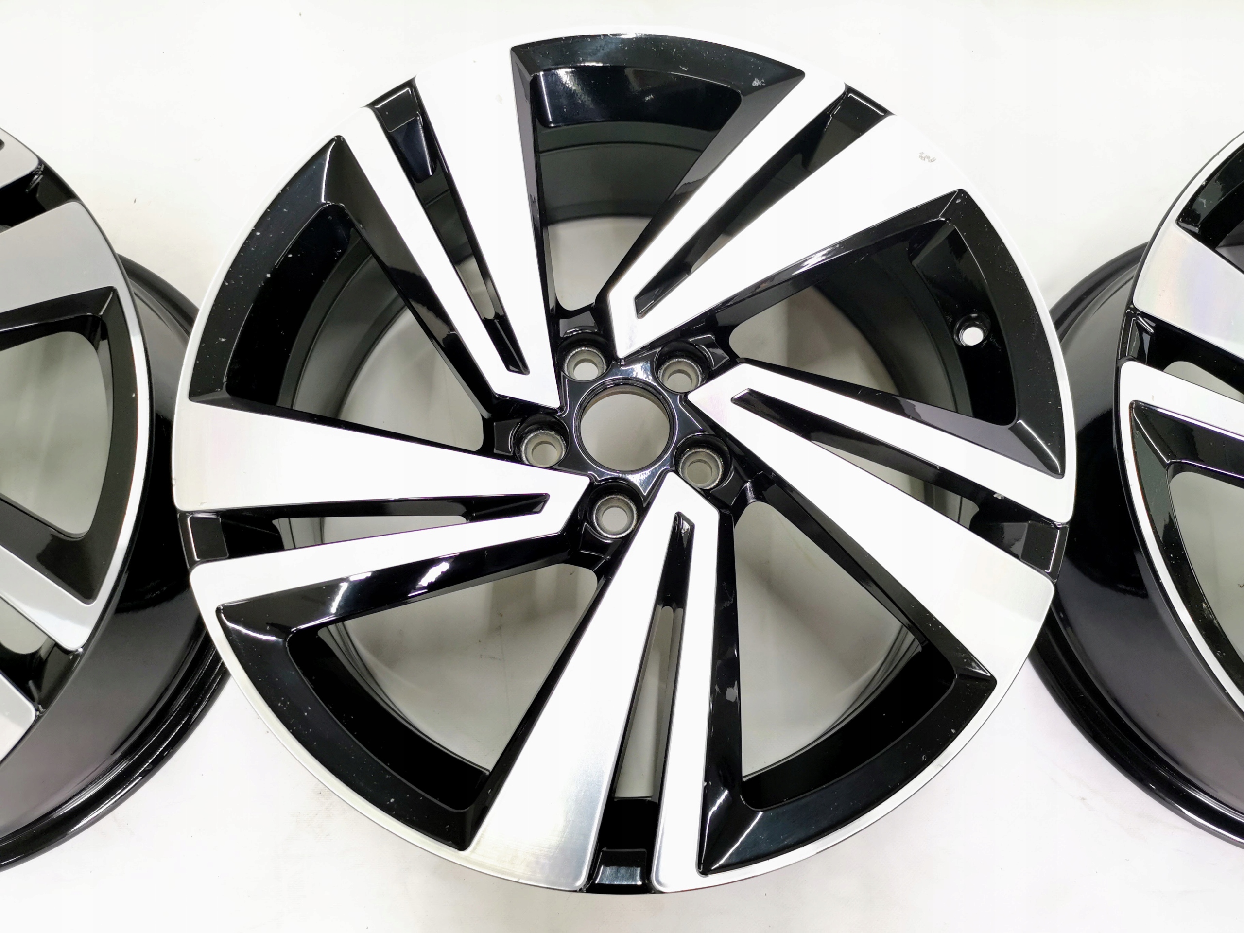 ALUFELGI 18' VW T-CROSS 7x18 ET39 2GM601025H KPL Liczba felg w ofercie 4 szt.