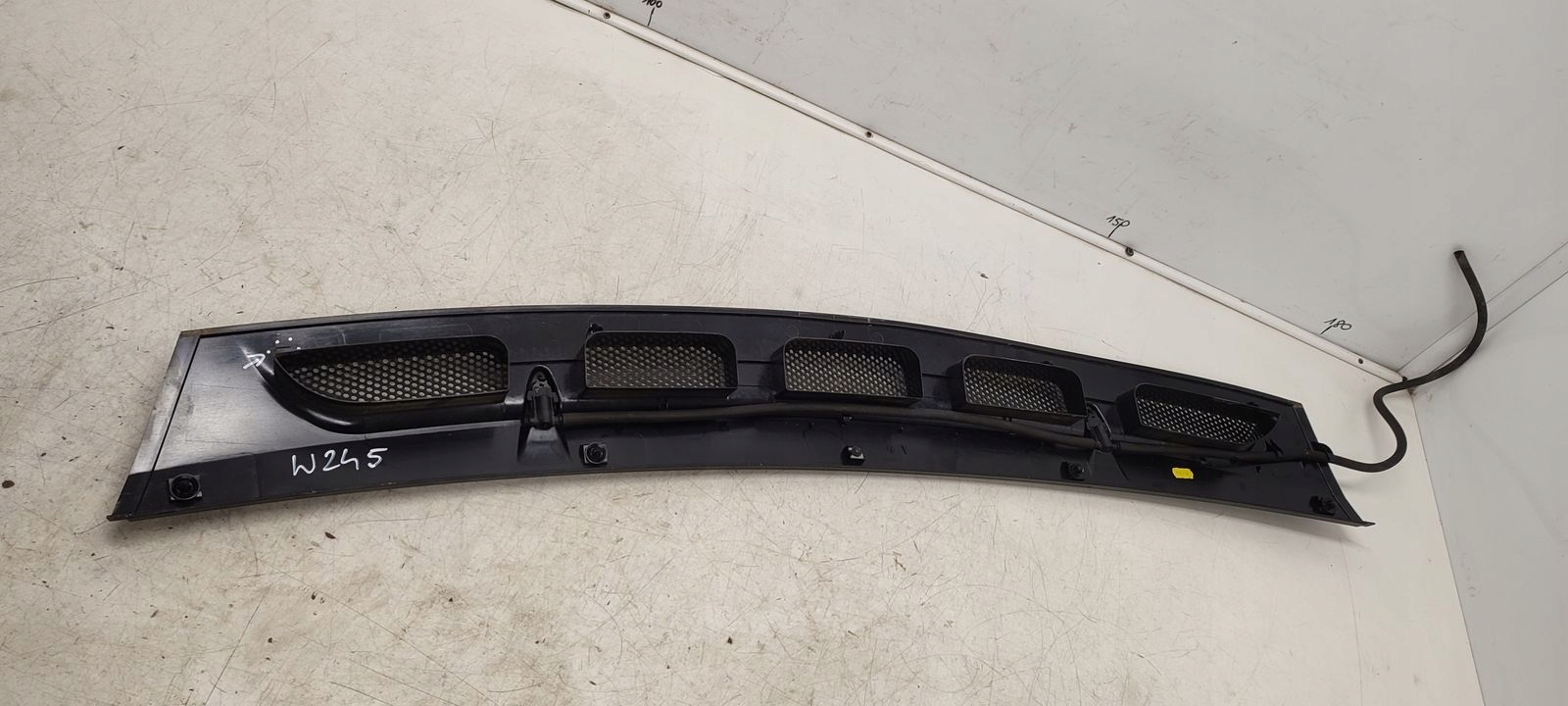 moulding under the window Mercedes 245