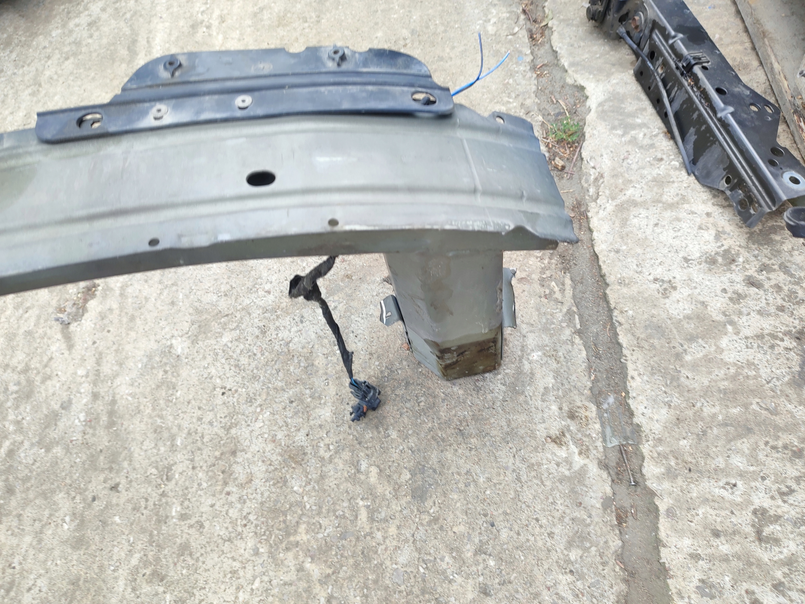 sider pillar of a bumper front Opel Astra J Z177