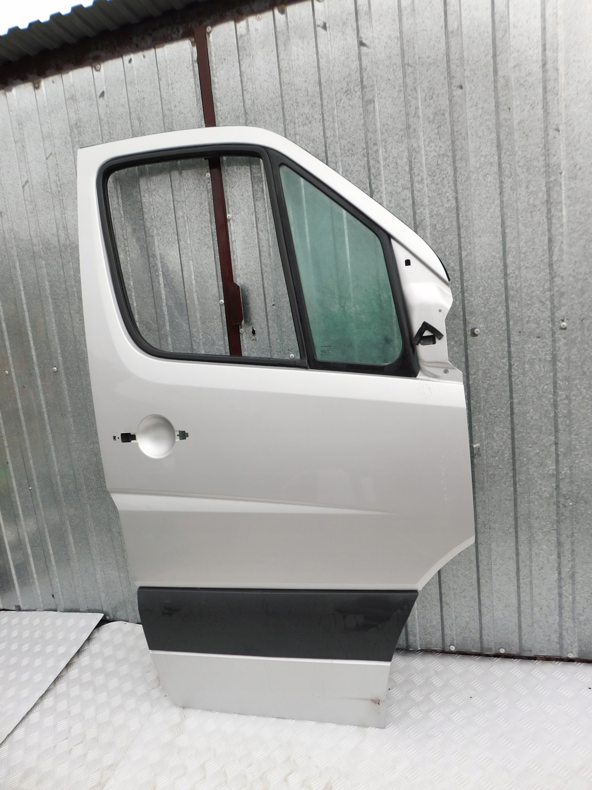 dvere pravé predné spolujazdca Sprinter W906 VW Crafter OEM strieborné