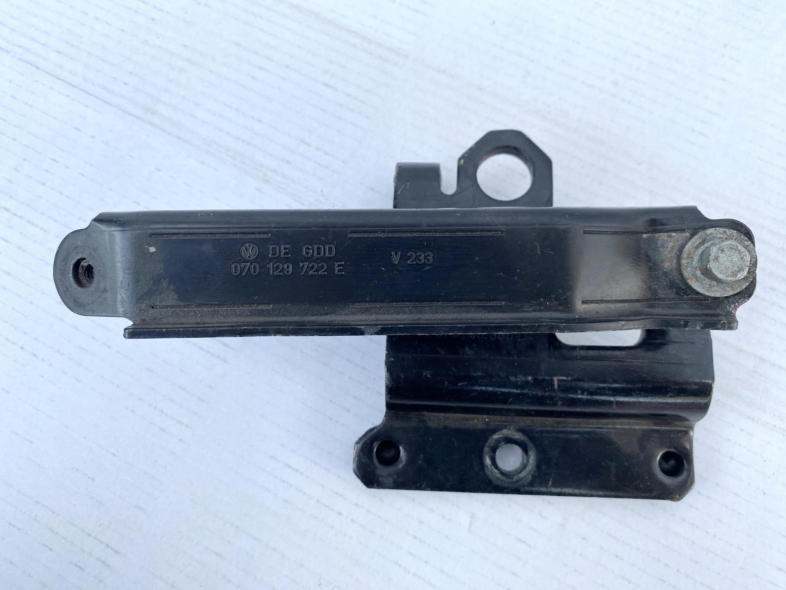 VW T5 MULTIVAN 2.5 TDI 03- hook bracket holder UCHO of the engine