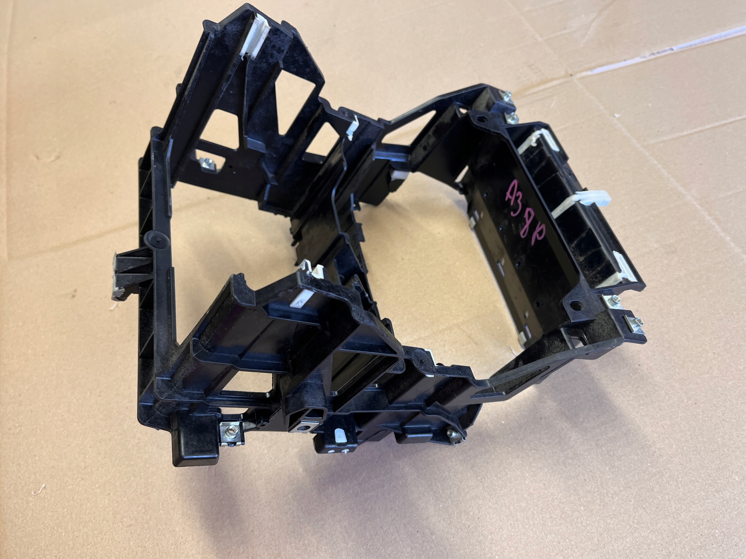 AUDI A3 8P RAMKA MOCOWANIE RADIA 8P0858005D Marka Audi