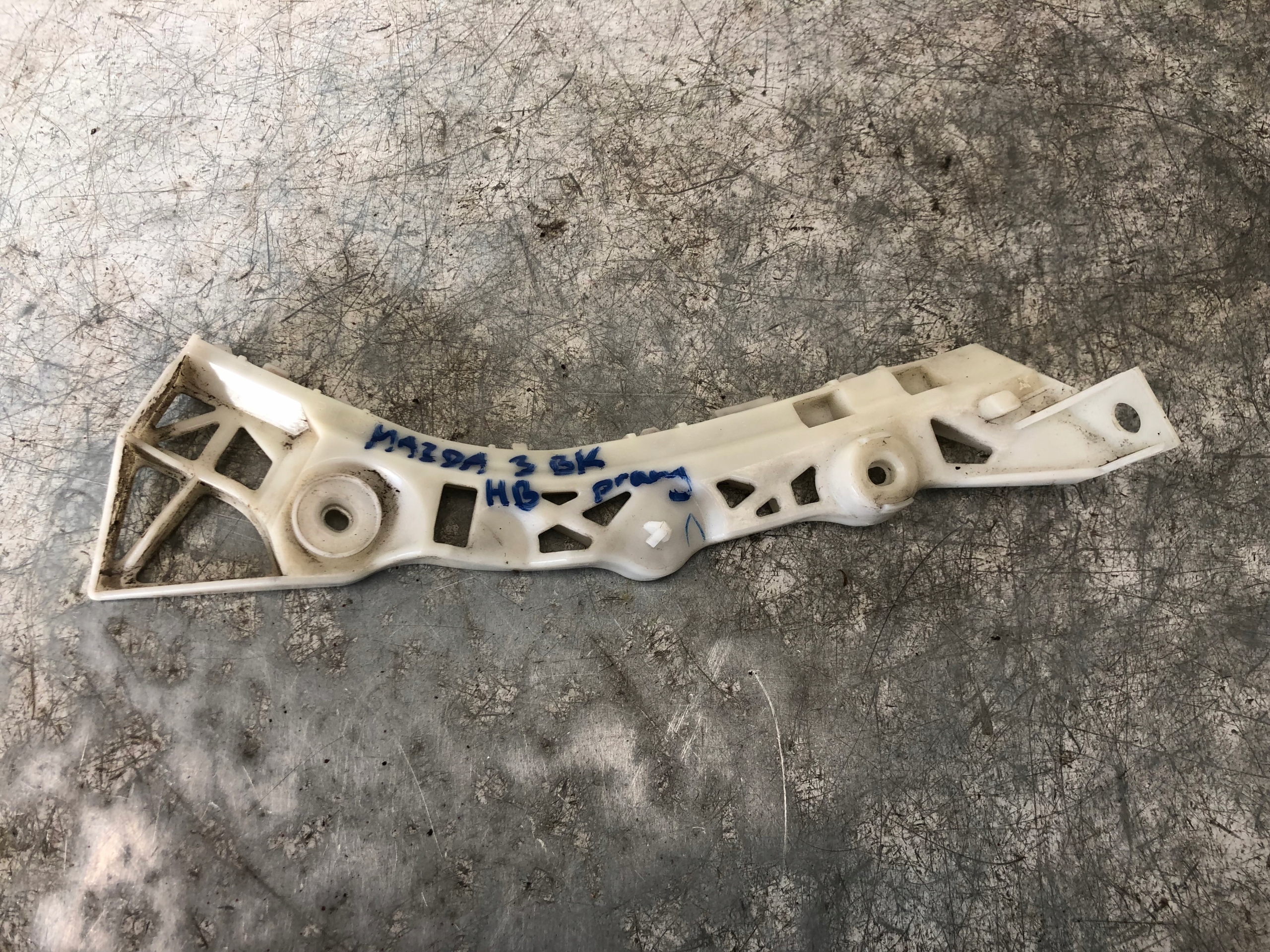 bumper bracket right rear part MAZDA 3 BK HB BP4K502HI
