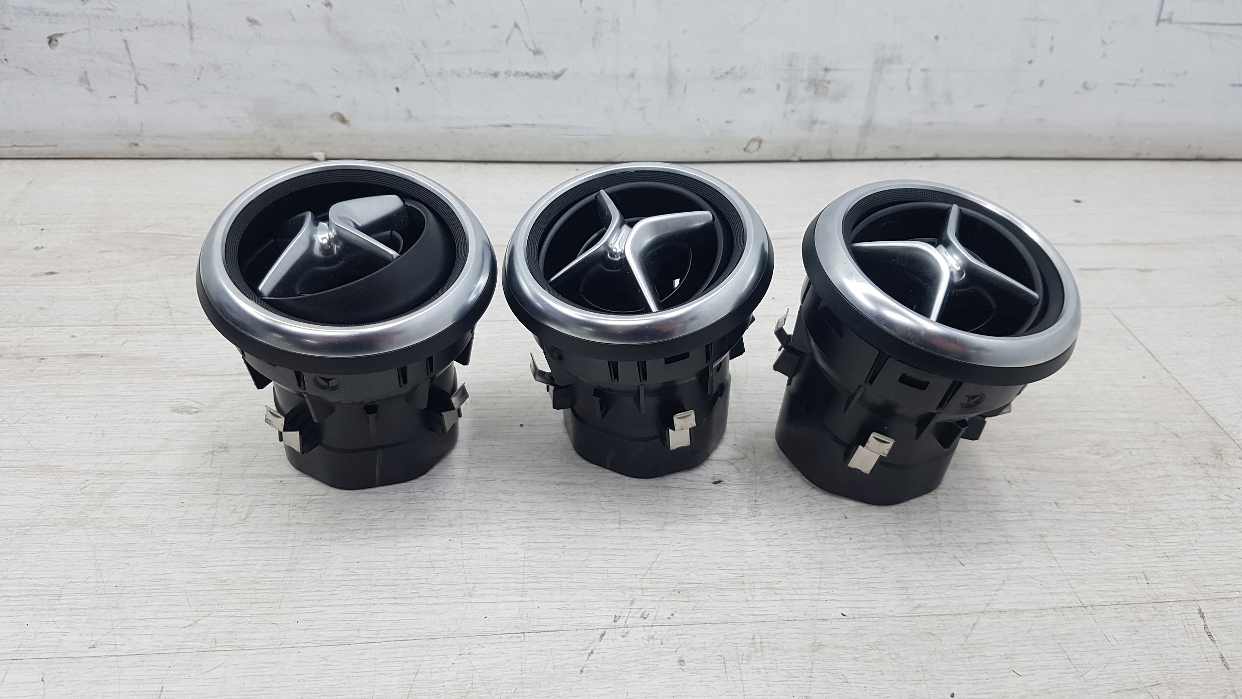 MERCEDES A KLASA W176 KRATKI NAWIEWY NAWIEWY Numer katalogowy części 135/4 MERCEDES