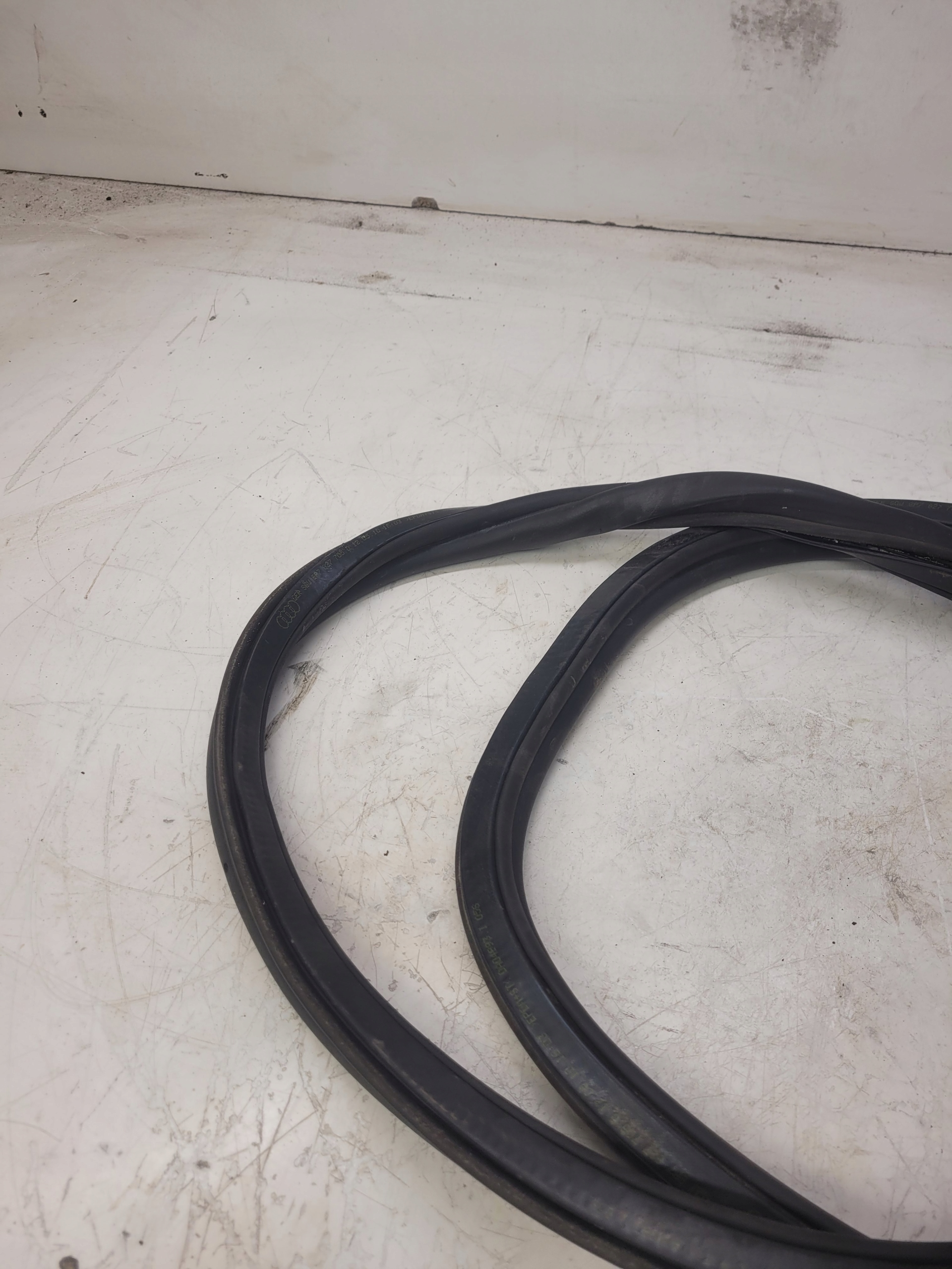 gasket bonnet boot AUDI A3 8P CABRIO 8P7827705D
