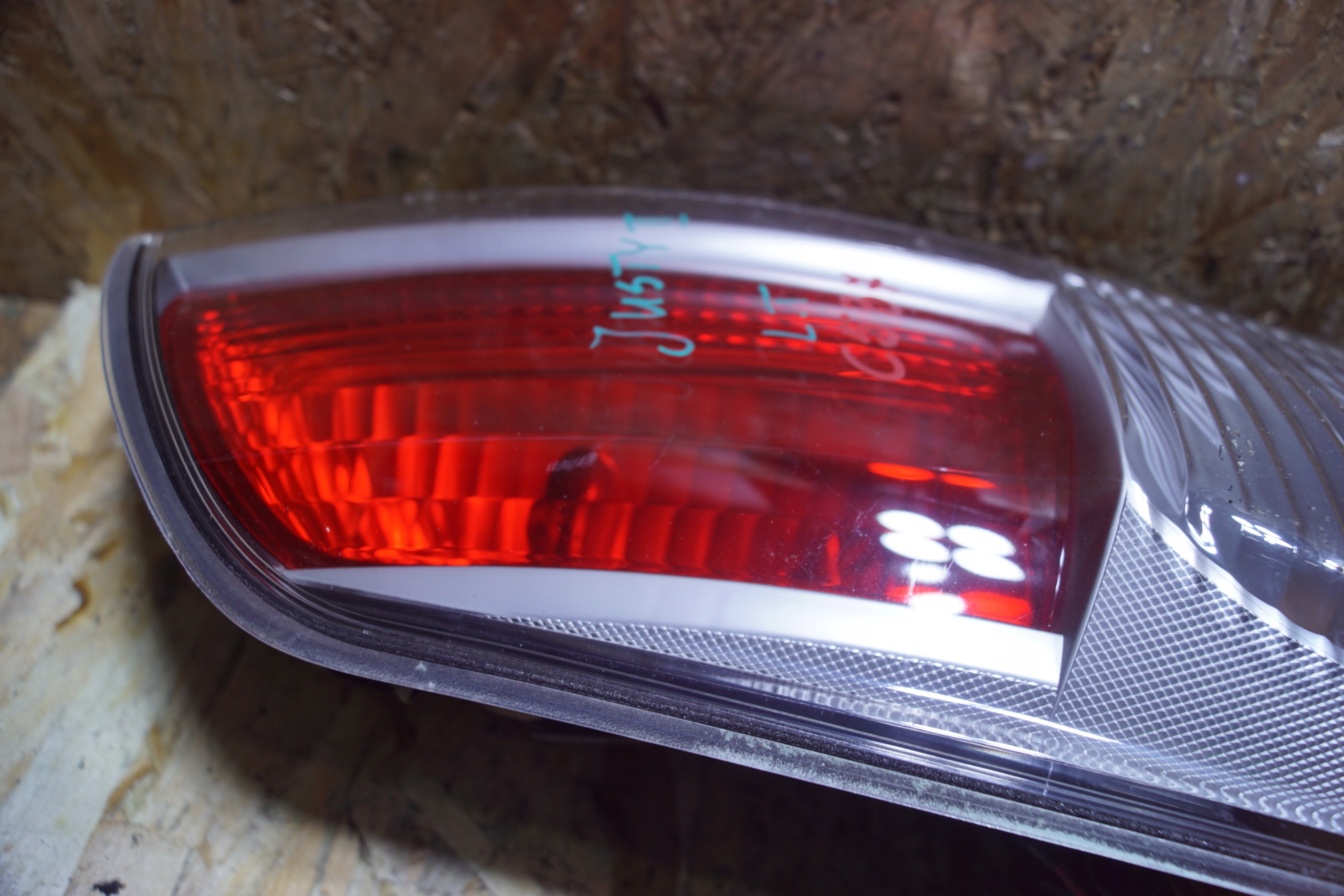 subaru JUSTY 07- фонарь левый