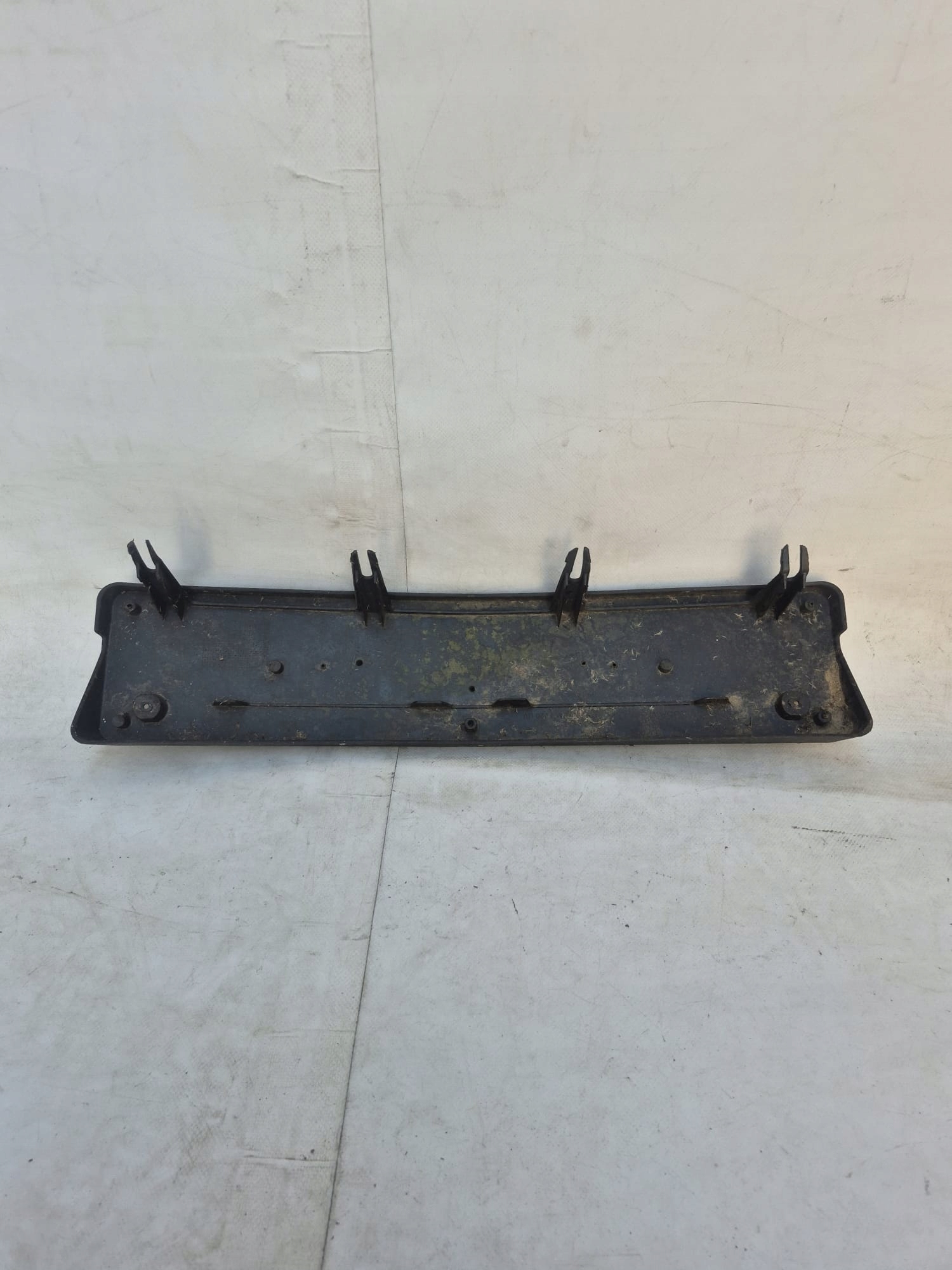 MERCEDES C-KLASA W205 frame pad below TABLICE registration A2058171678