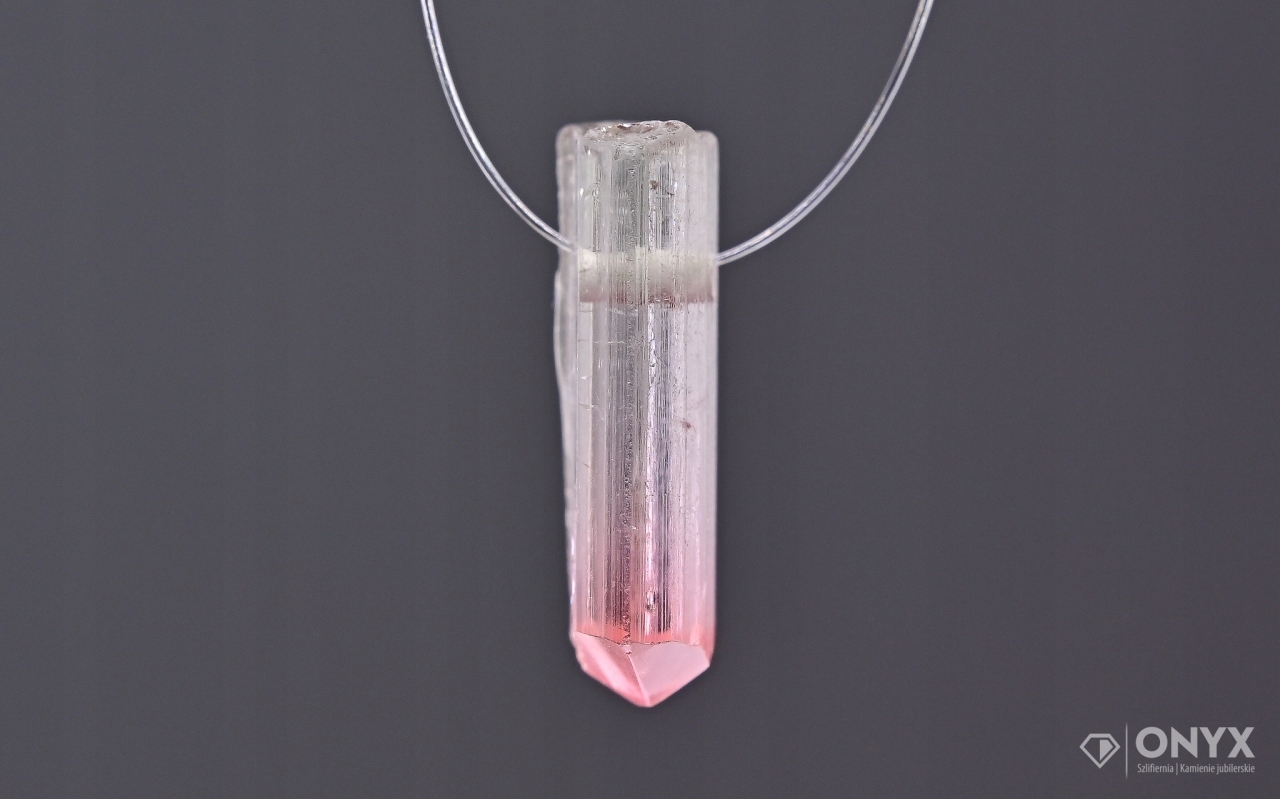 Turmalín provrtaný přírodní křišťál 14x6,5 mm