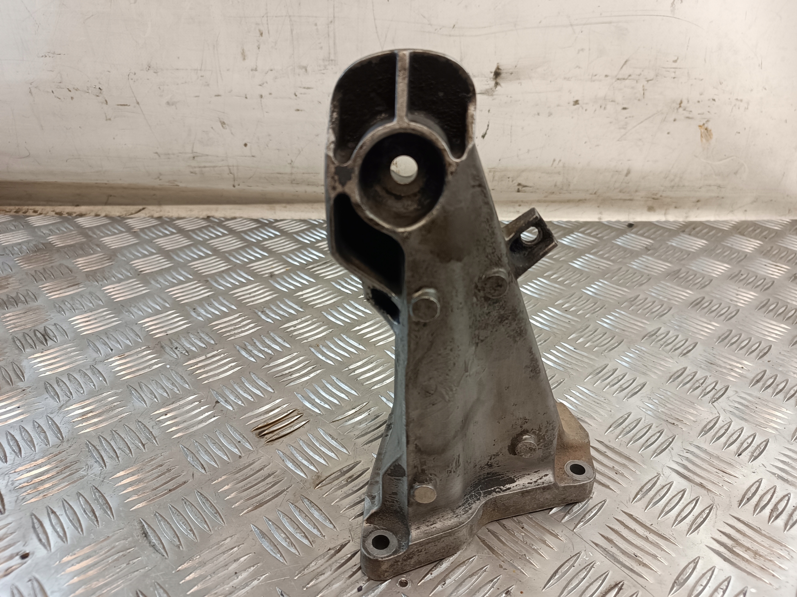 engine mount right 2211 6763218-01 BMW E60 2.0D 2006r