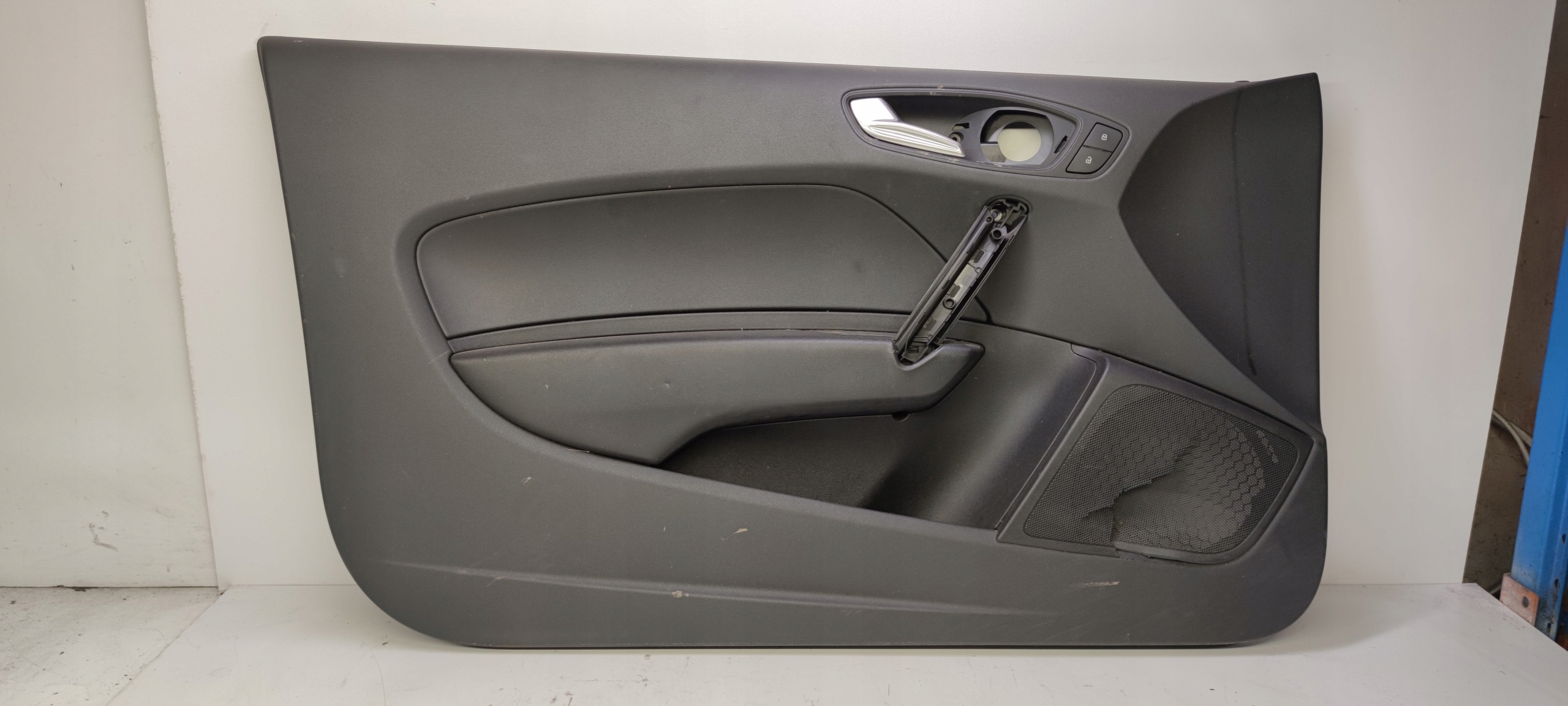 дверные карты передний левый Audi A1 8X1867105A *2*
