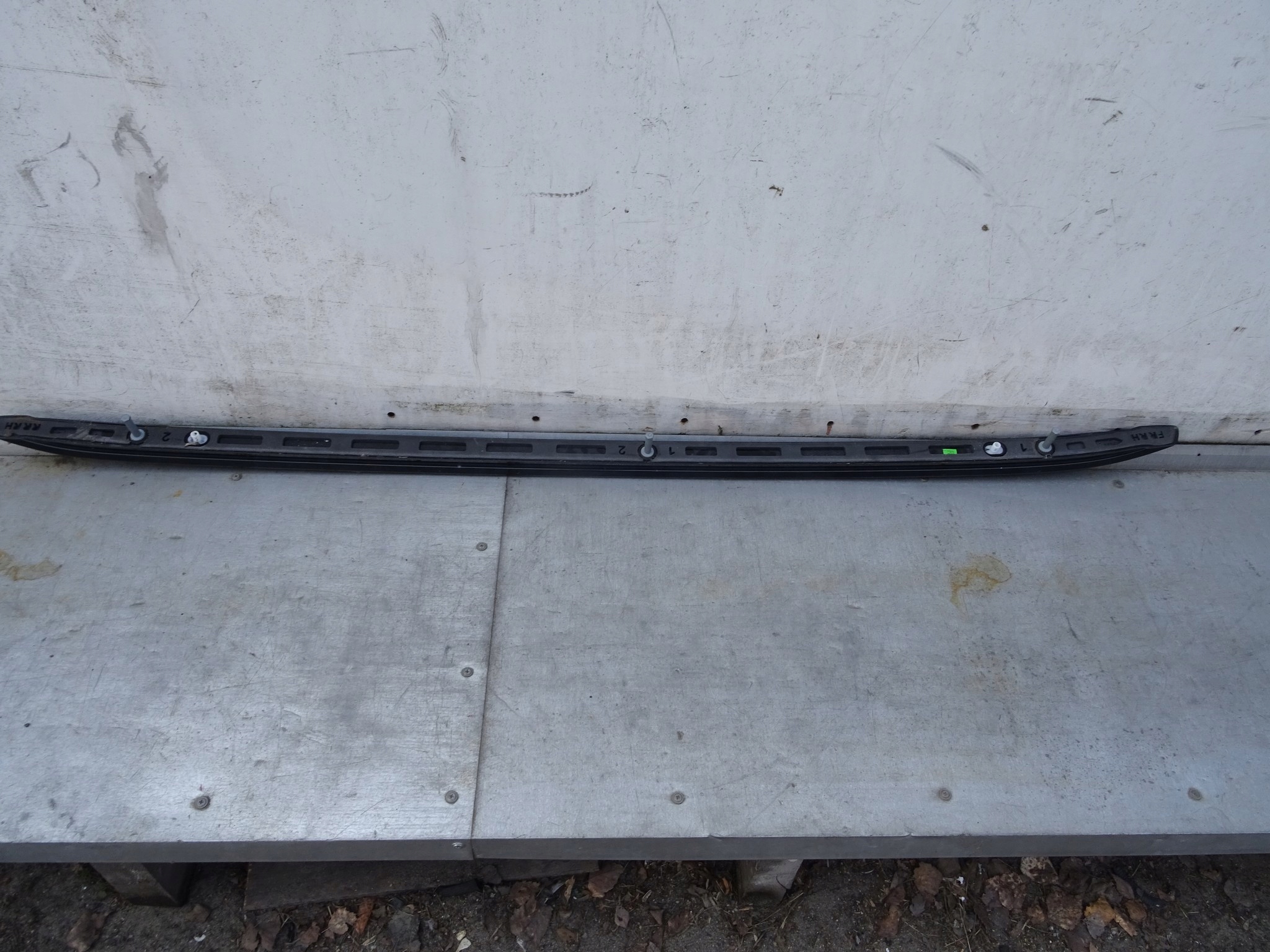PEUGEOT 2008 II Dachreling rechts 98257240