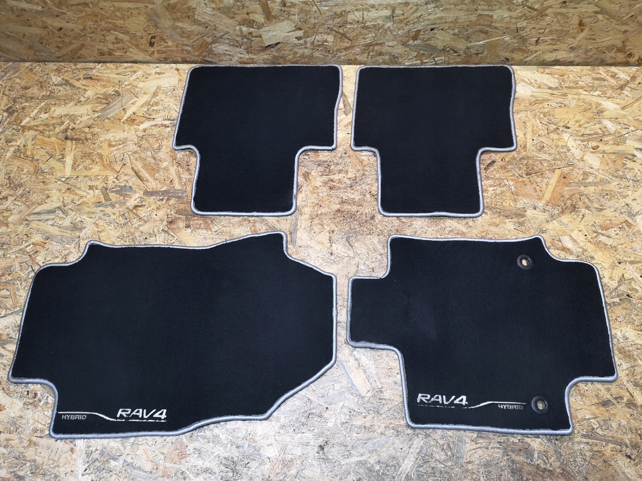 TOYOTA RAV 4 V DYWANIKI WELUROWE POD NOGI