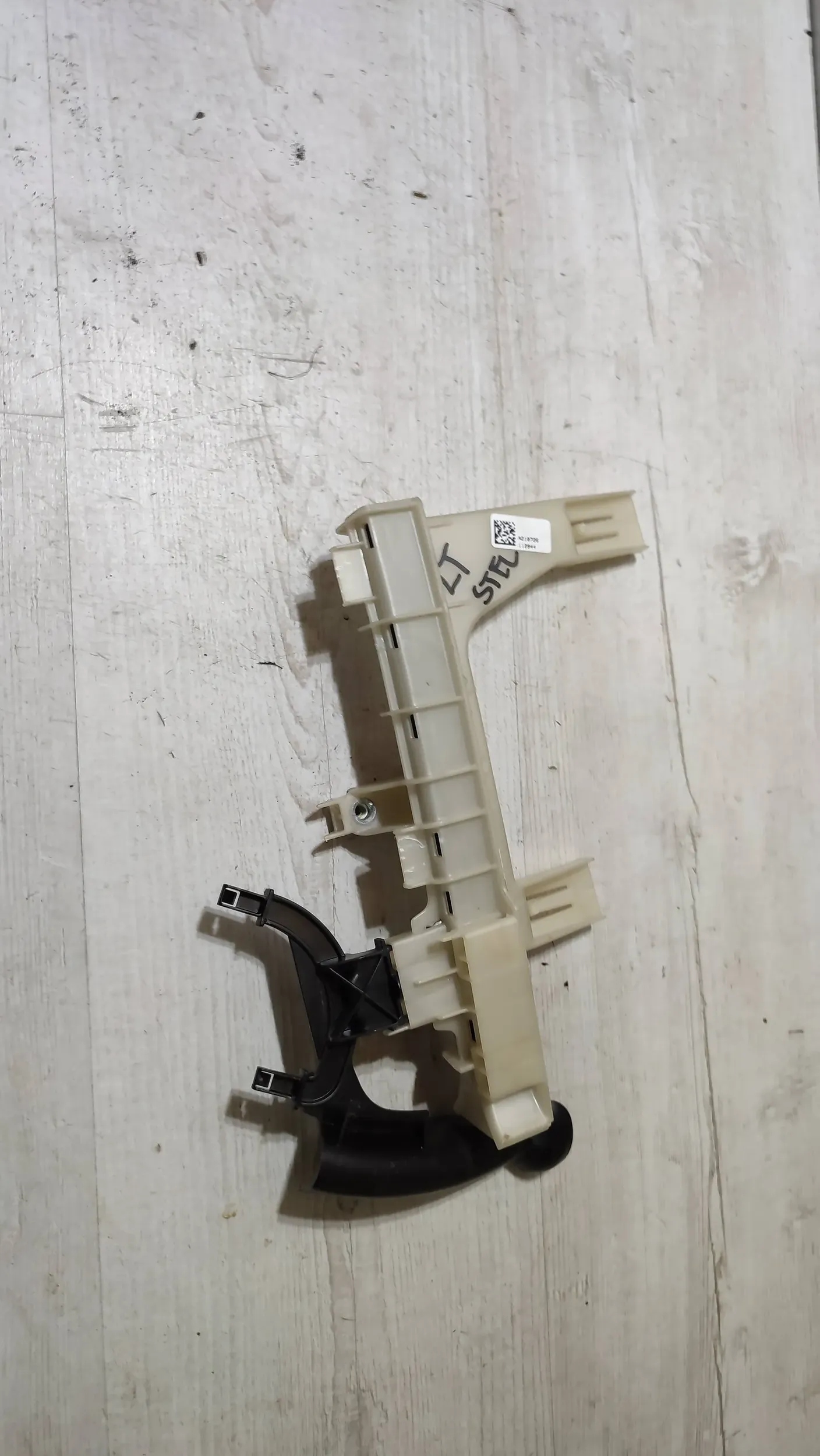 Alfa Romeo Stelvio 2021 prowadnica windows left rear part