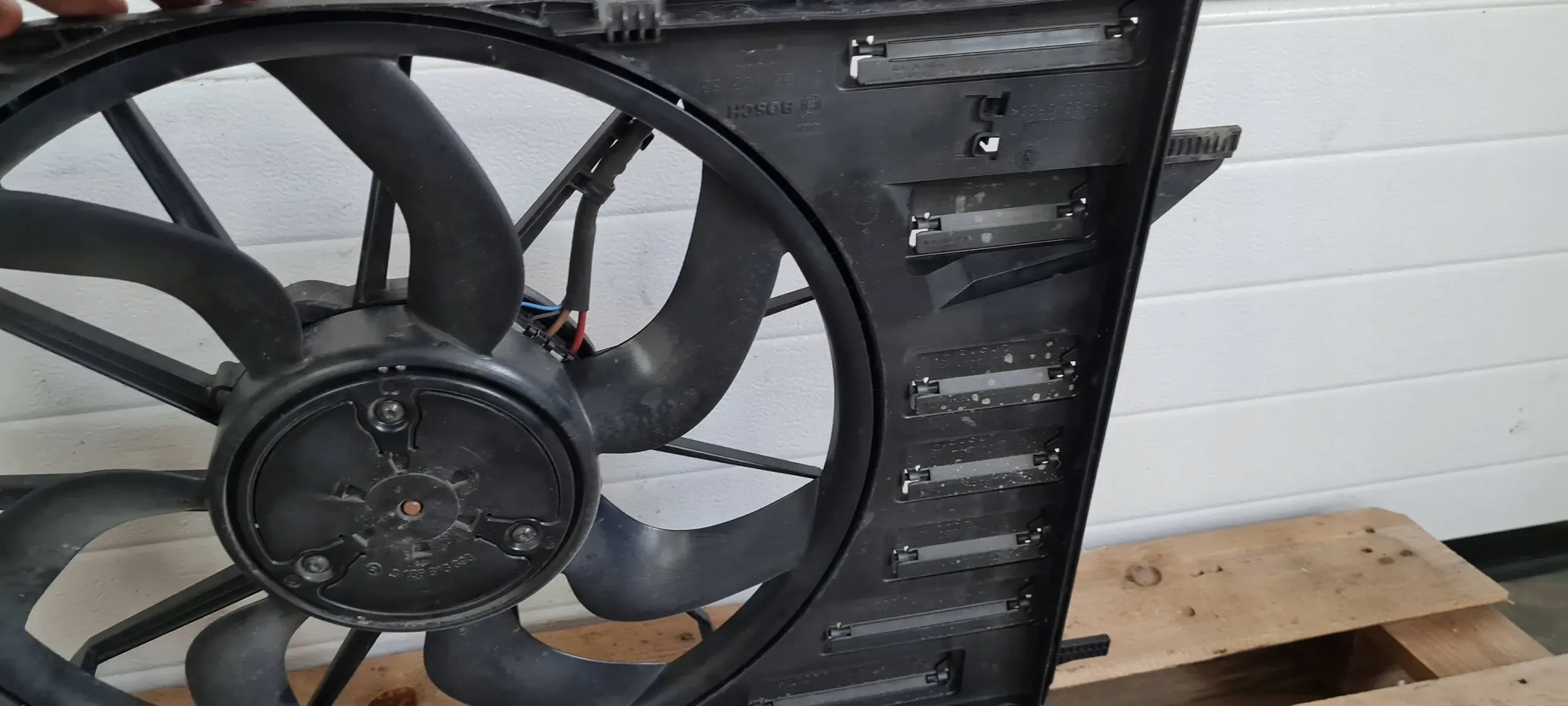 A4 B9 8W ventilátor chladiče 2.0 TDI 8W0121003B A5 8W Q5