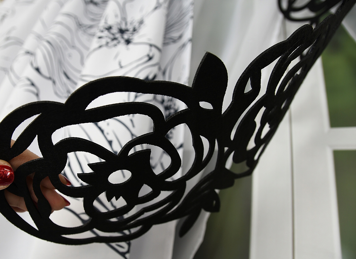 KOMPLET ZASŁON Z FIRANĄ I PANELEM AŻUROWYM W OZDOBNE KWIATY 400x160 Materiał woal