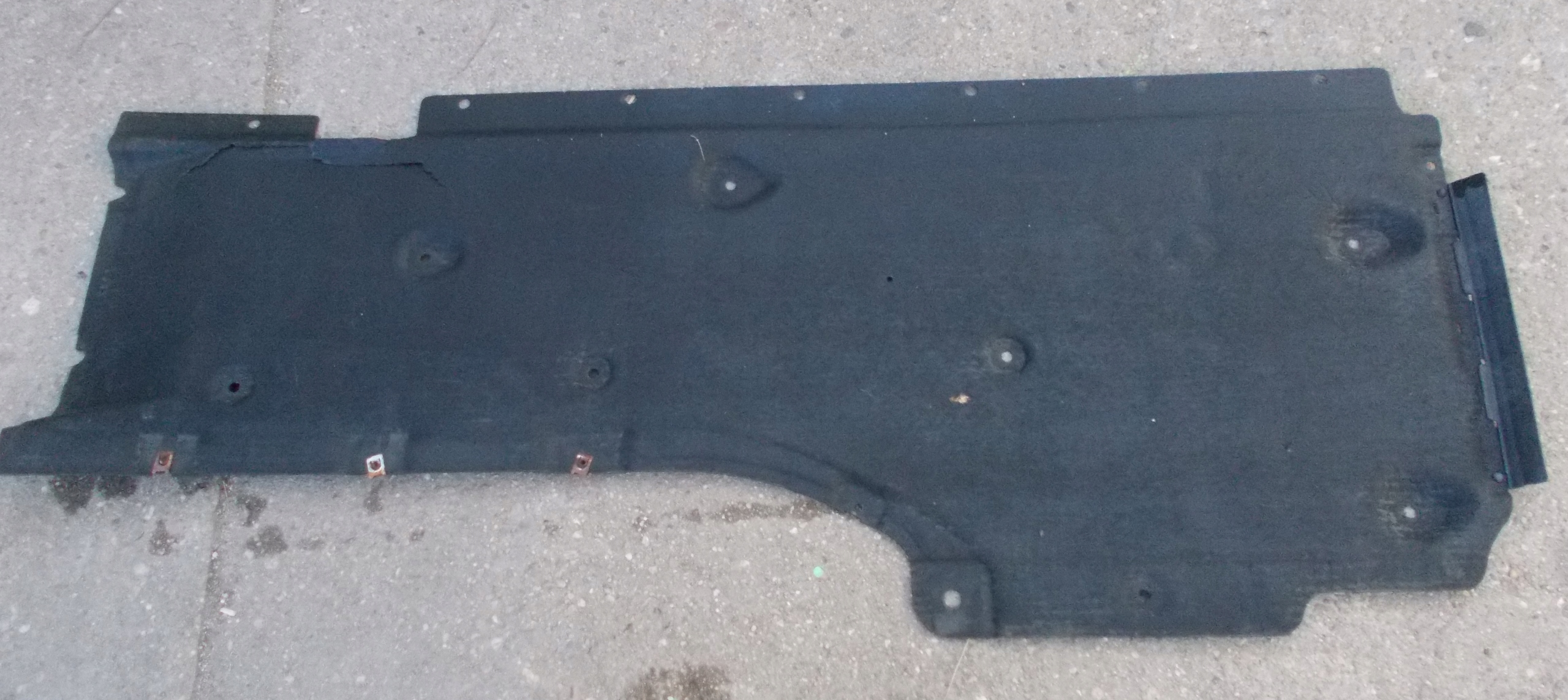BMW E87 2.0 and 07R cover cover chassis left 7059389