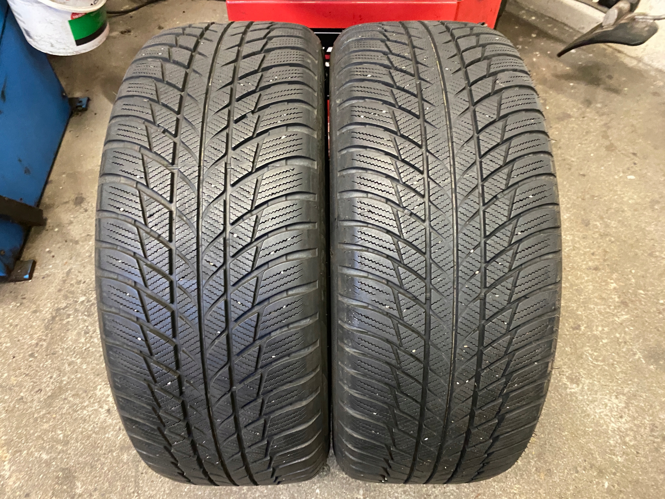 2 tyres winter 225/50R18 Bridgestone LM001 Run Flat 6mm